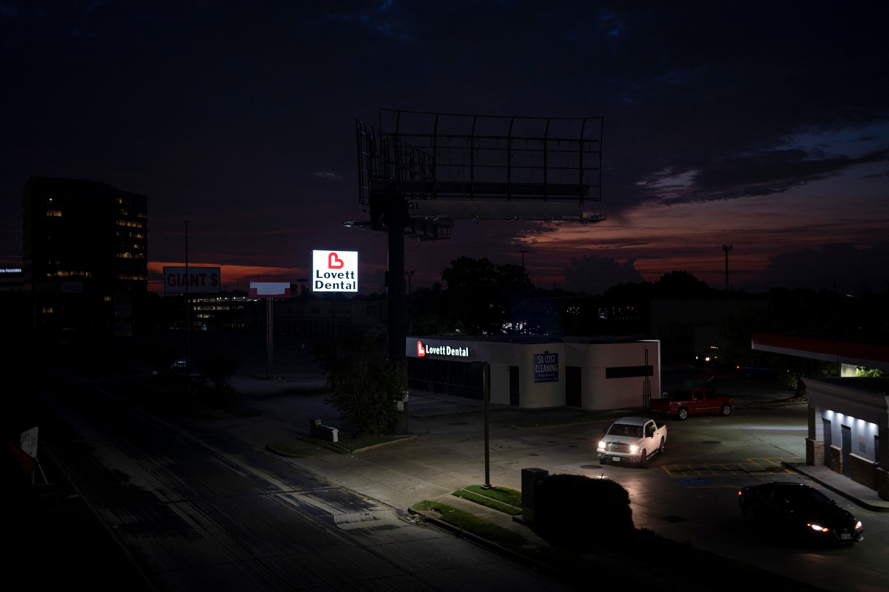 Casi un millón de usuarios en Houston siguen sin energía tras el paso del huracán Beryl.