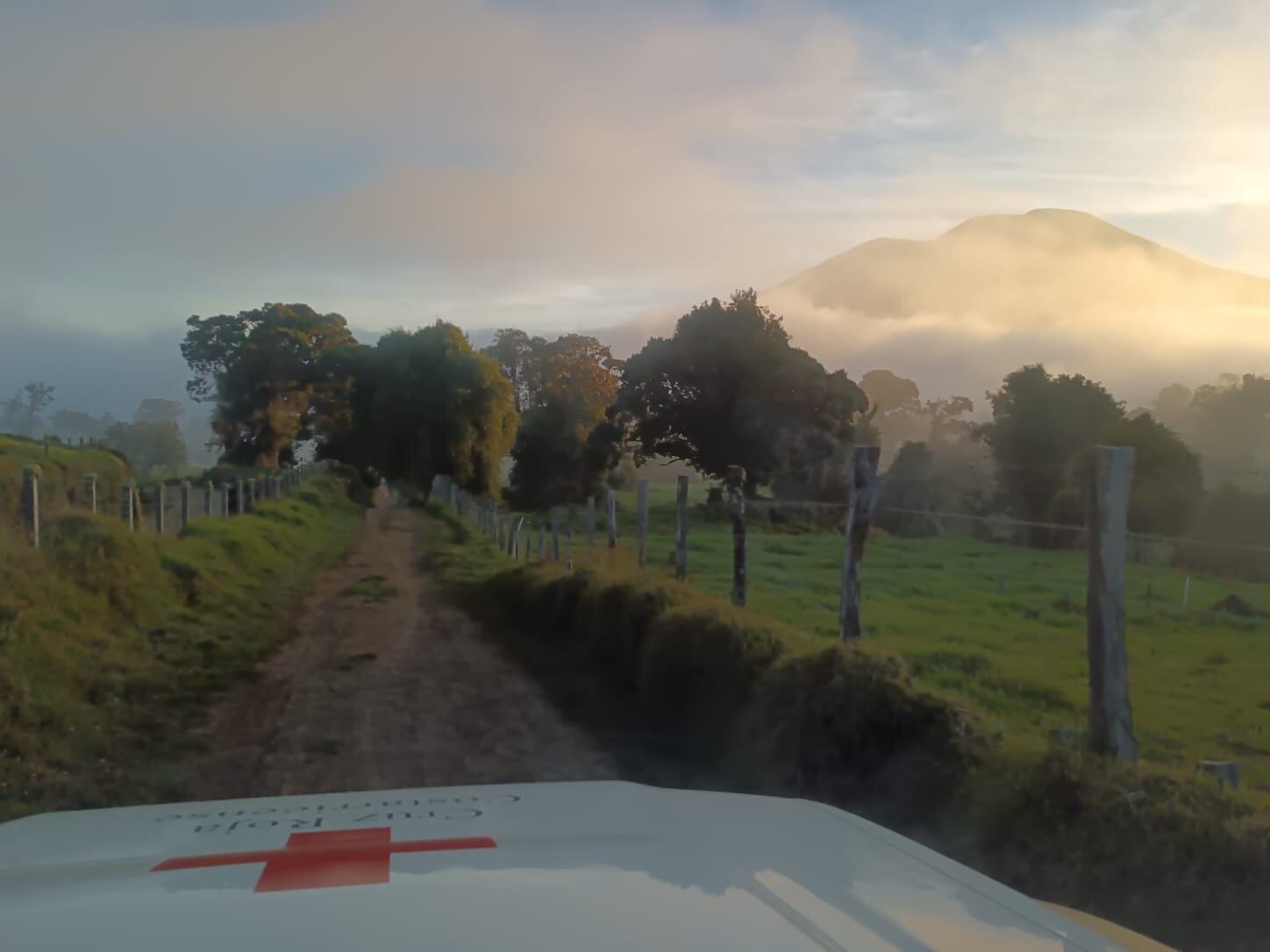 Por tierra y aire las patrullas intentan llegar hasta donde se encuentra la turista que este 23 de marzo se precipitó en un cañón en las faldad del volcán Turrialba. Foto: Cruz Roja.