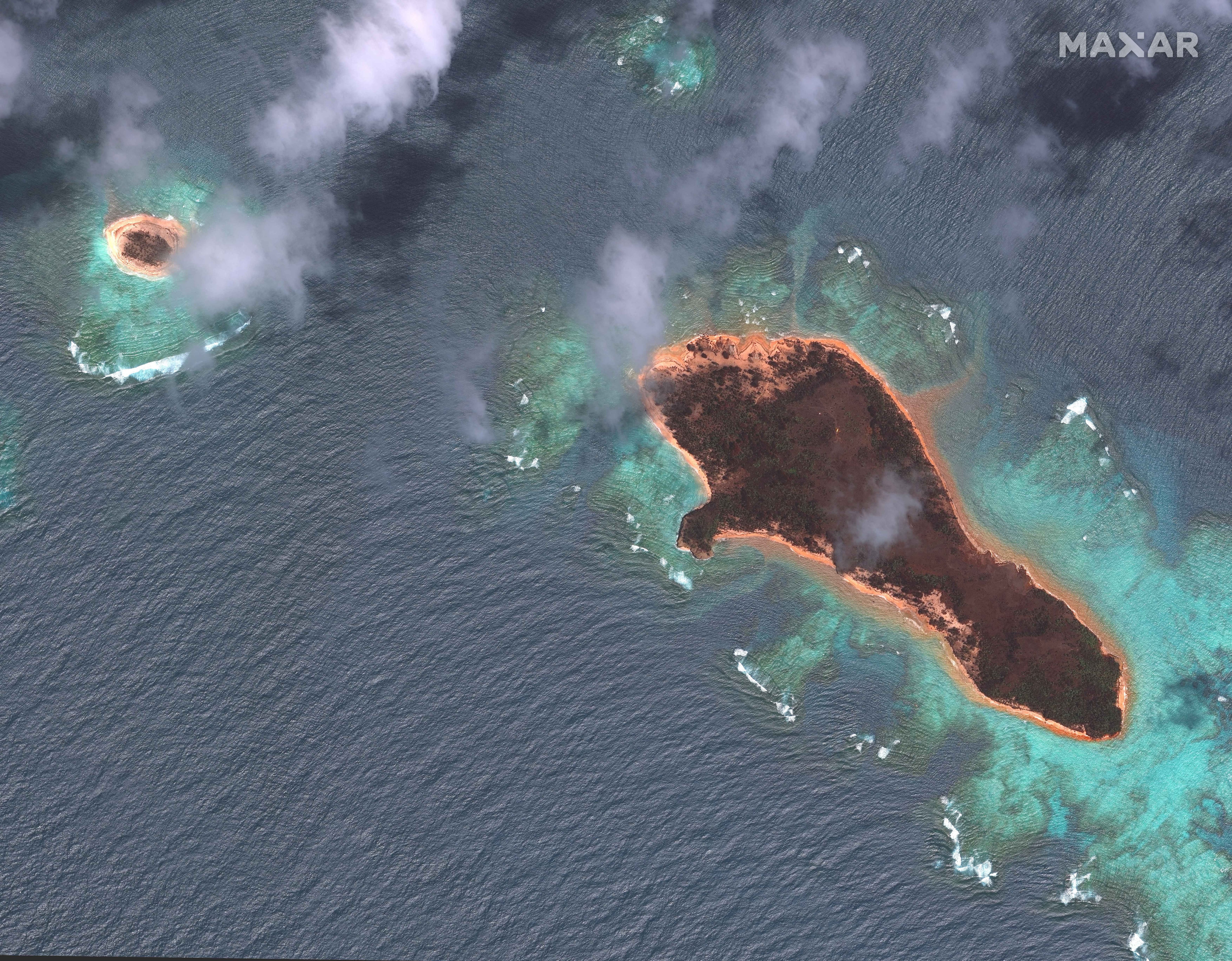 Esta imagen satelital, difundida por Maxar Technologies el 22 de enero de 2022 y tomada el 20 de enero de 2022, muestra una vista general de las islas Mango, en Tonga, tras la erupción del volcán Hunga Tonga-Hunga Ha’apai.Esta imagen satelital, difundida por Maxar Technologies el 22 de enero de 2022 y tomada el 20 de enero de 2022, muestra una vista general de las islas Mango, en Tonga, tras la erupción del volcán Hunga Tonga-Hunga Ha’apai.