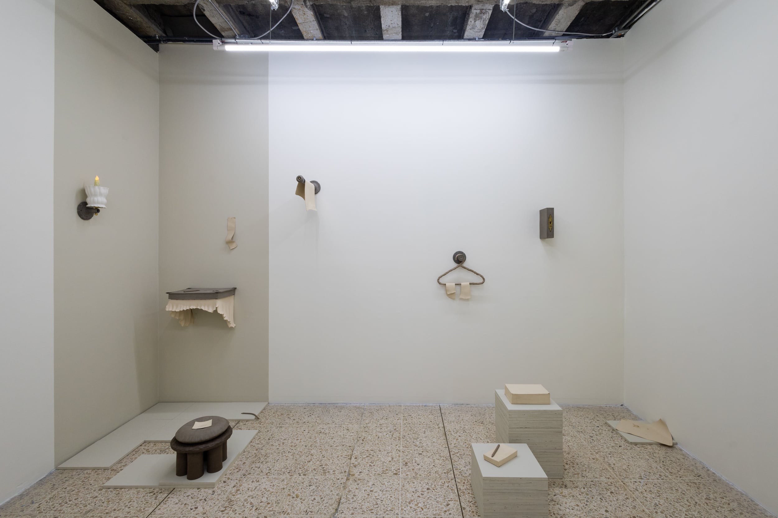 “punto de encuentro”, la exposición de la ceramista Camila Capra en la sala <vértice>, dirige la mirada al pasado, navegando la historia familiar como una intersección entre revelación y secreto.