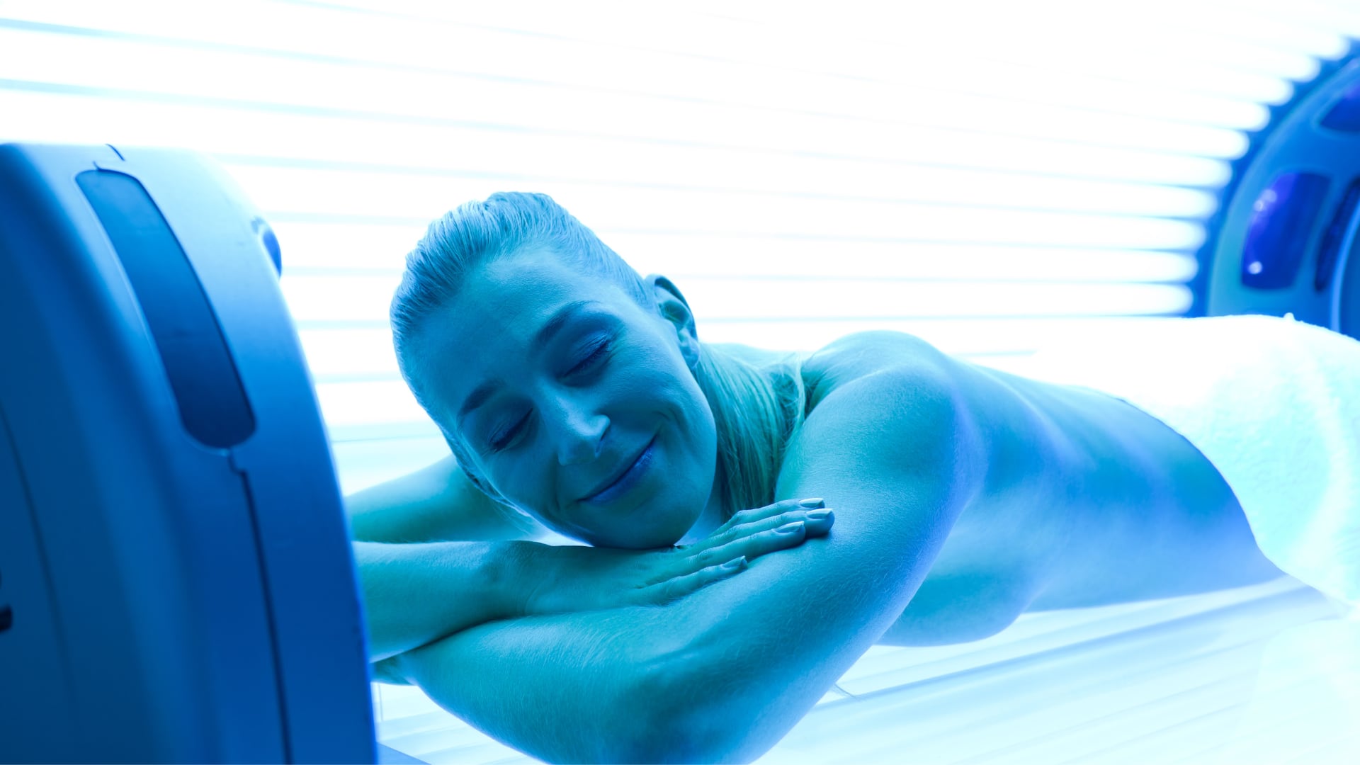 Análisis científico confirmó que la radiación UV artificial acelera el deterioro celular y amplía el peligro de melanoma en usuarios frecuentes.