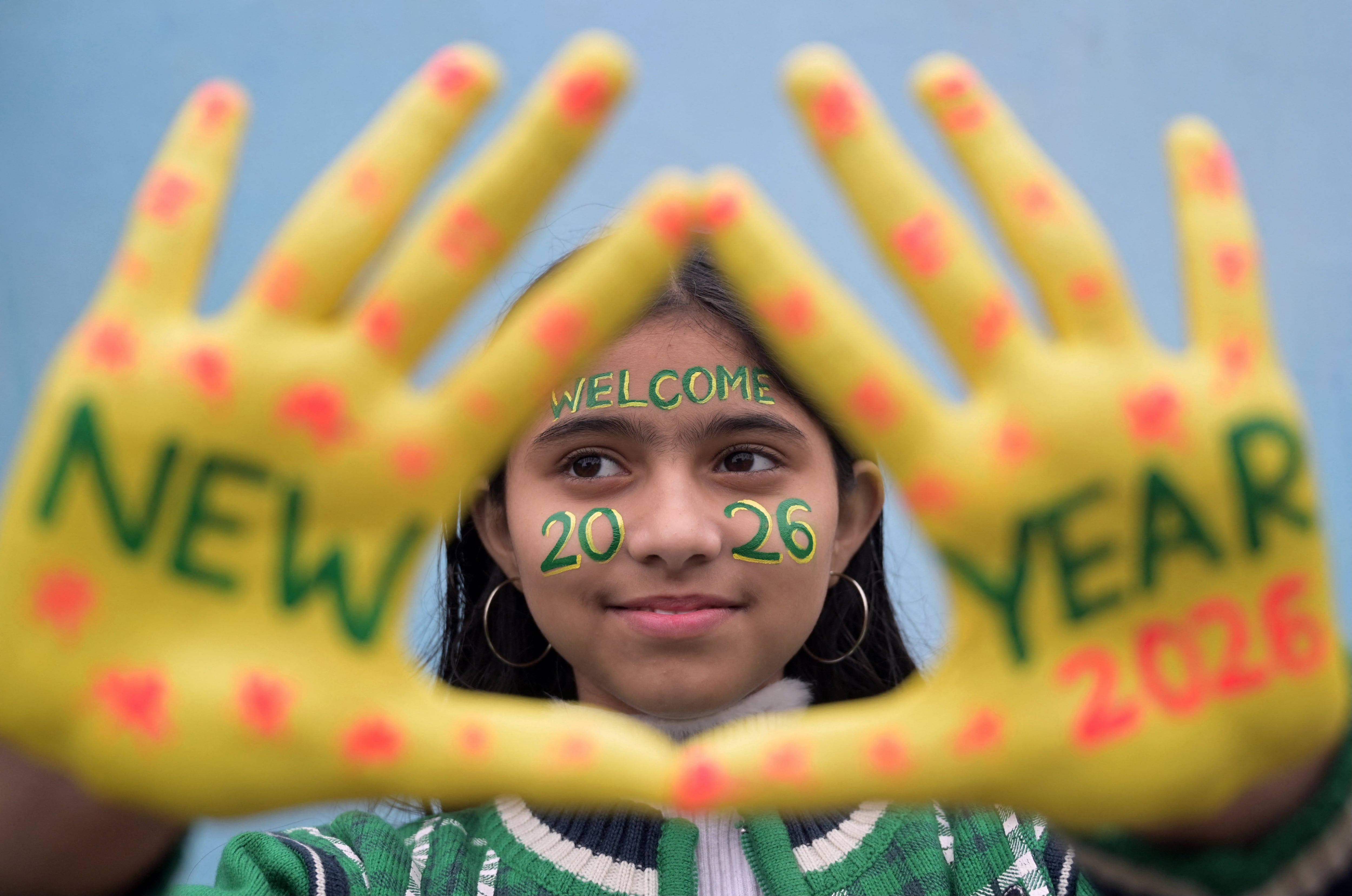 Con el rostro y las manos decoradas, esta joven participa de las festividades de Año Nuevo en Amritsar.