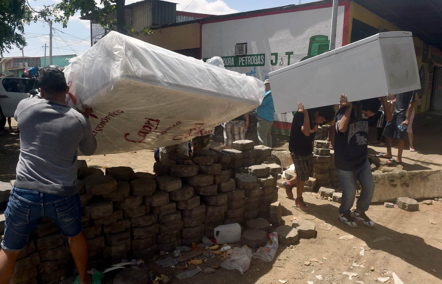 Los estudiantes universitarios recuperan los bienes saqueados por los manifestantes a primera hora de hoy durante las protestas contra las reformas del gobierno en el Instituto de Seguridad Social (INSS), en Managua el 22 de abril de 2018.