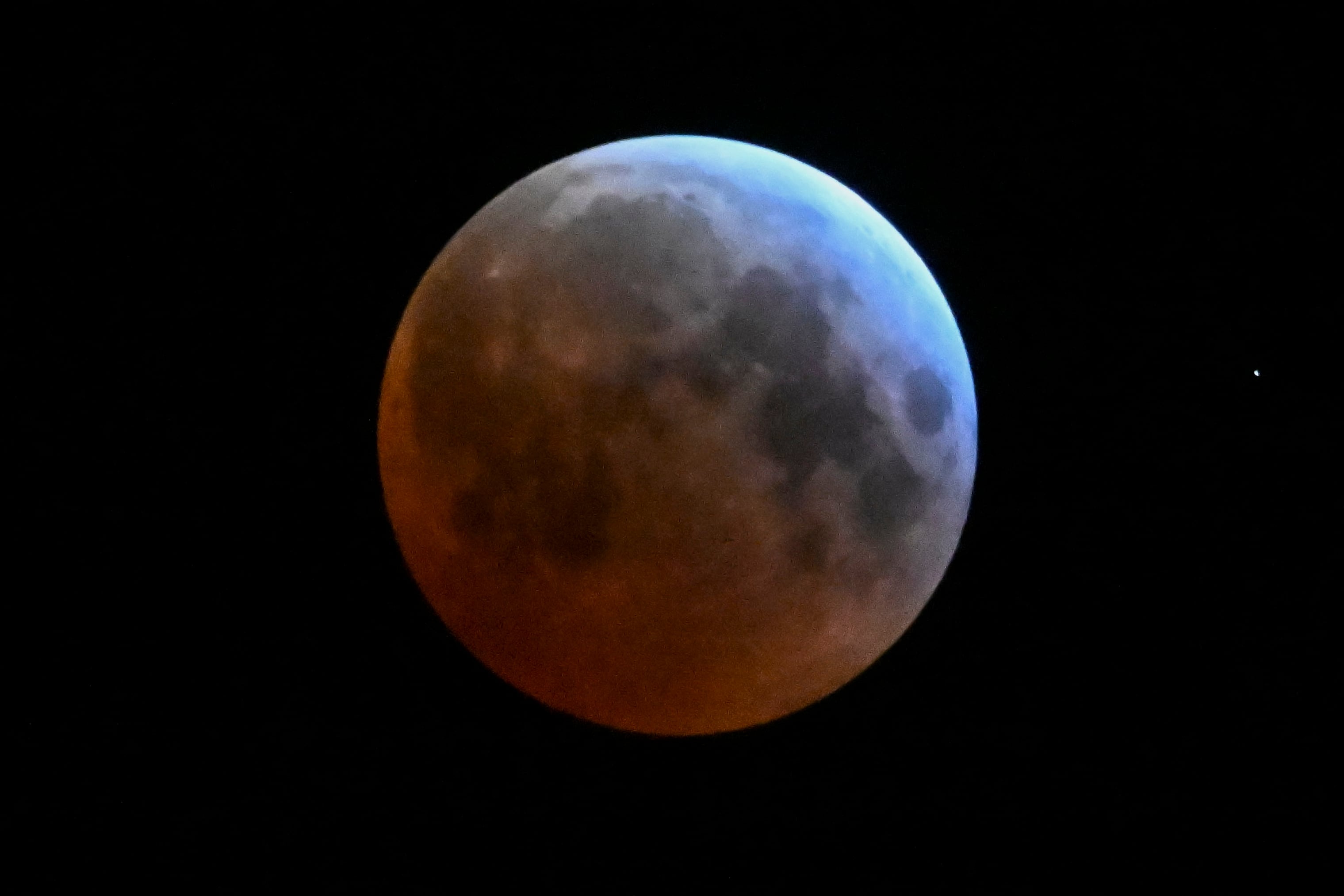La Luna llena, también conocida como la "Luna de Sangre", se observa en Alta Verapaz el 14 de marzo de 2025 durante un eclipse lunar.