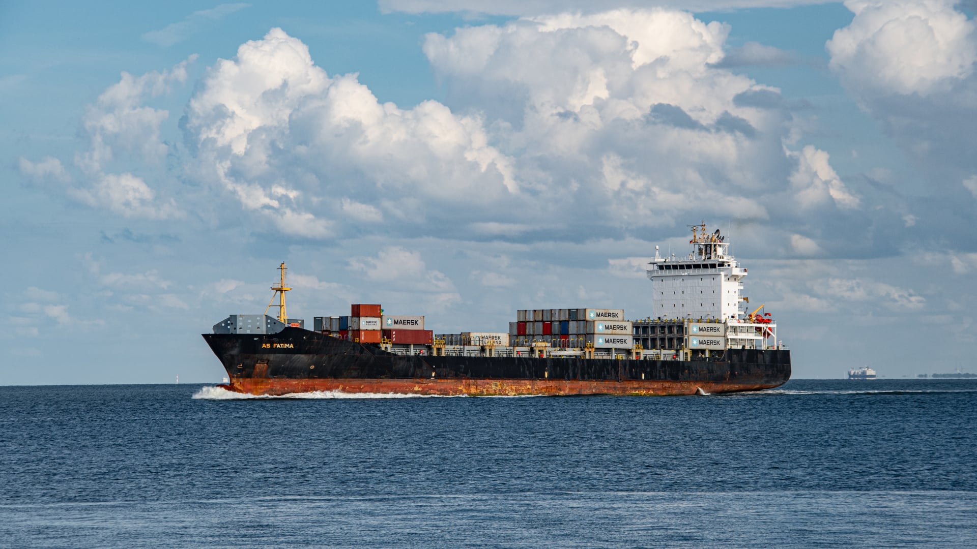 Un método científico modifica tubos metálicos para que repelan el agua, con aplicaciones potenciales en navegación, infraestructura marítima y energía de las olas.