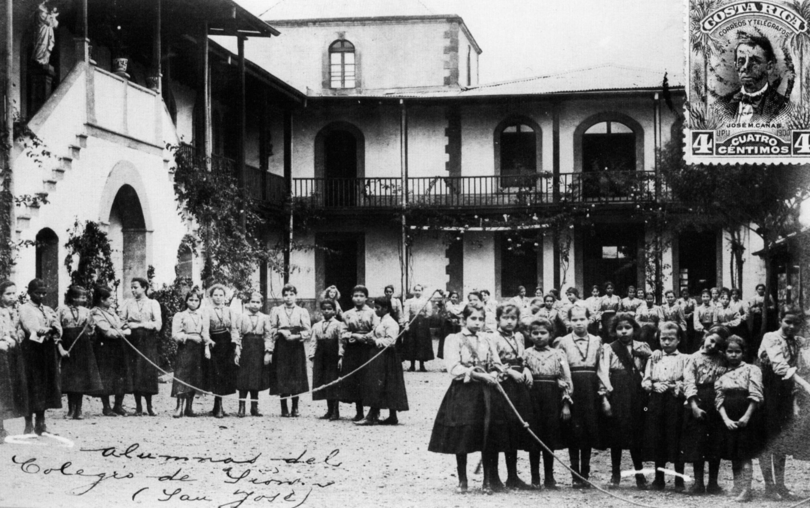 Un grupo de estudiantes en uno de los patios del Colegio de Nuestra Señora de Sion, a principios del siglo XIX. De una tarjeta postal de la época.