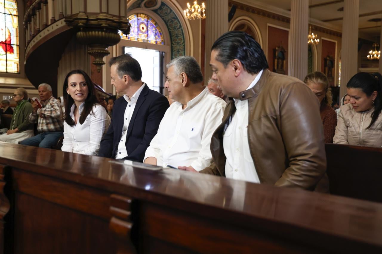Natalia Díaz, de Unidos Podemos, acudió a la misa en la Catedral Metropolitana, en San José.