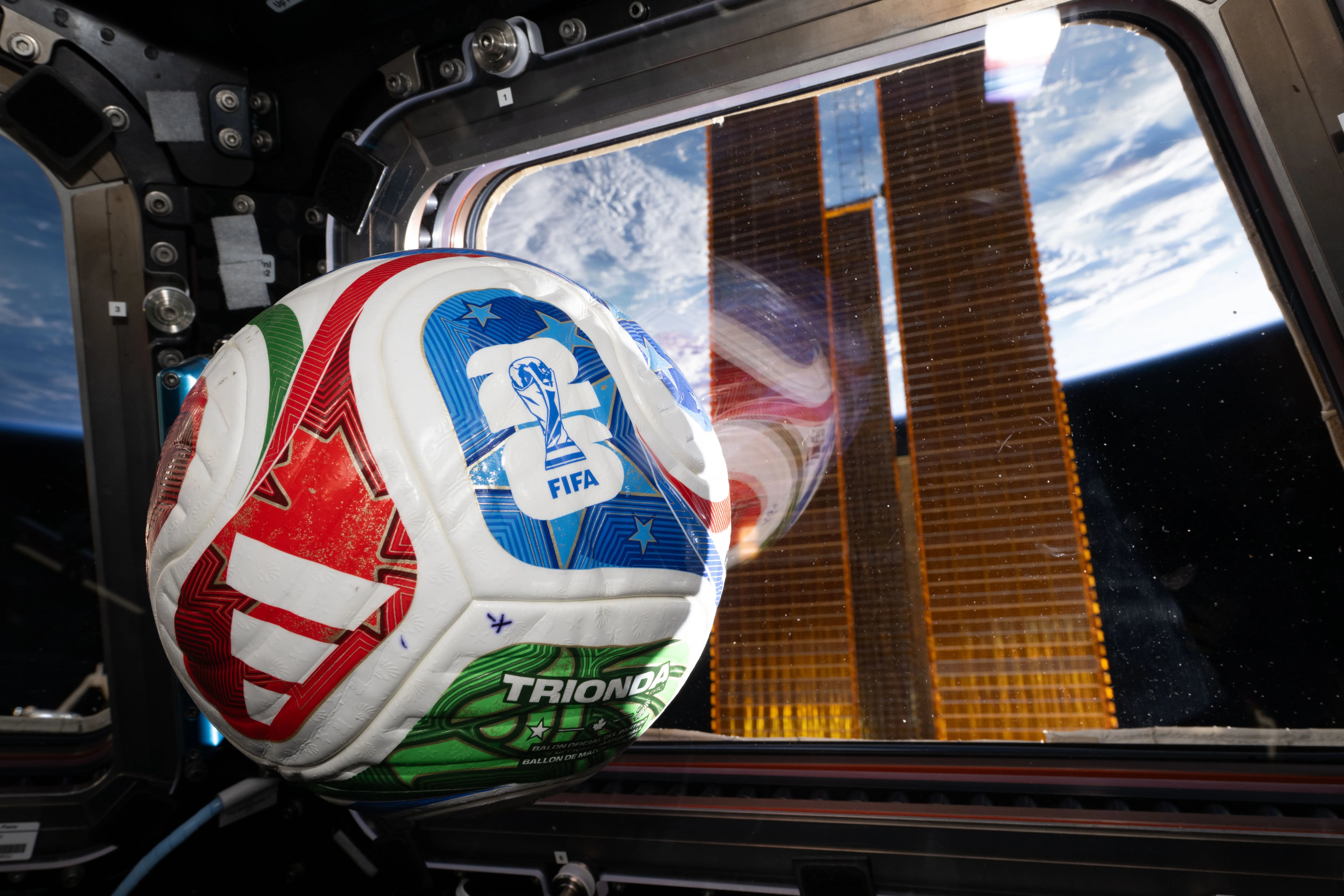 La agencia espacial utilizó el balón oficial del torneo para mostrar cómo la ciencia desarrollada en el espacio impacta el fútbol moderno.