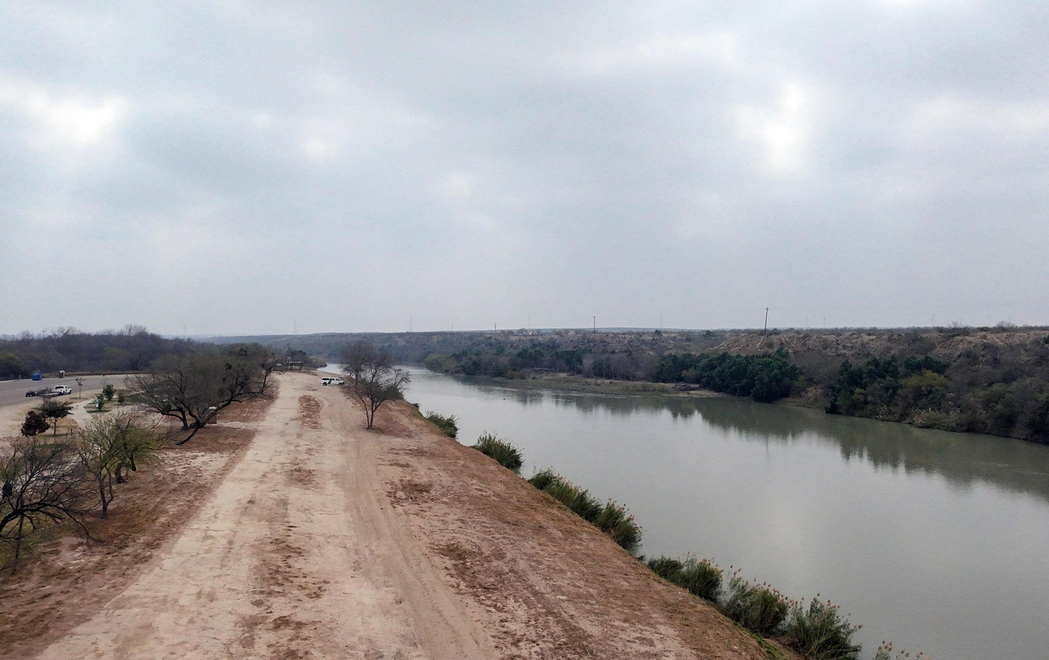 Vista aérea muestra una patrulla de la Patrulla Fronteriza estacionada junto al río Grande, en el parque Father M. McNaboe, en Laredo, Texas, donde el gobierno de Donald Trump prevé construir un muro en la frontera entre Estados Unidos y México.