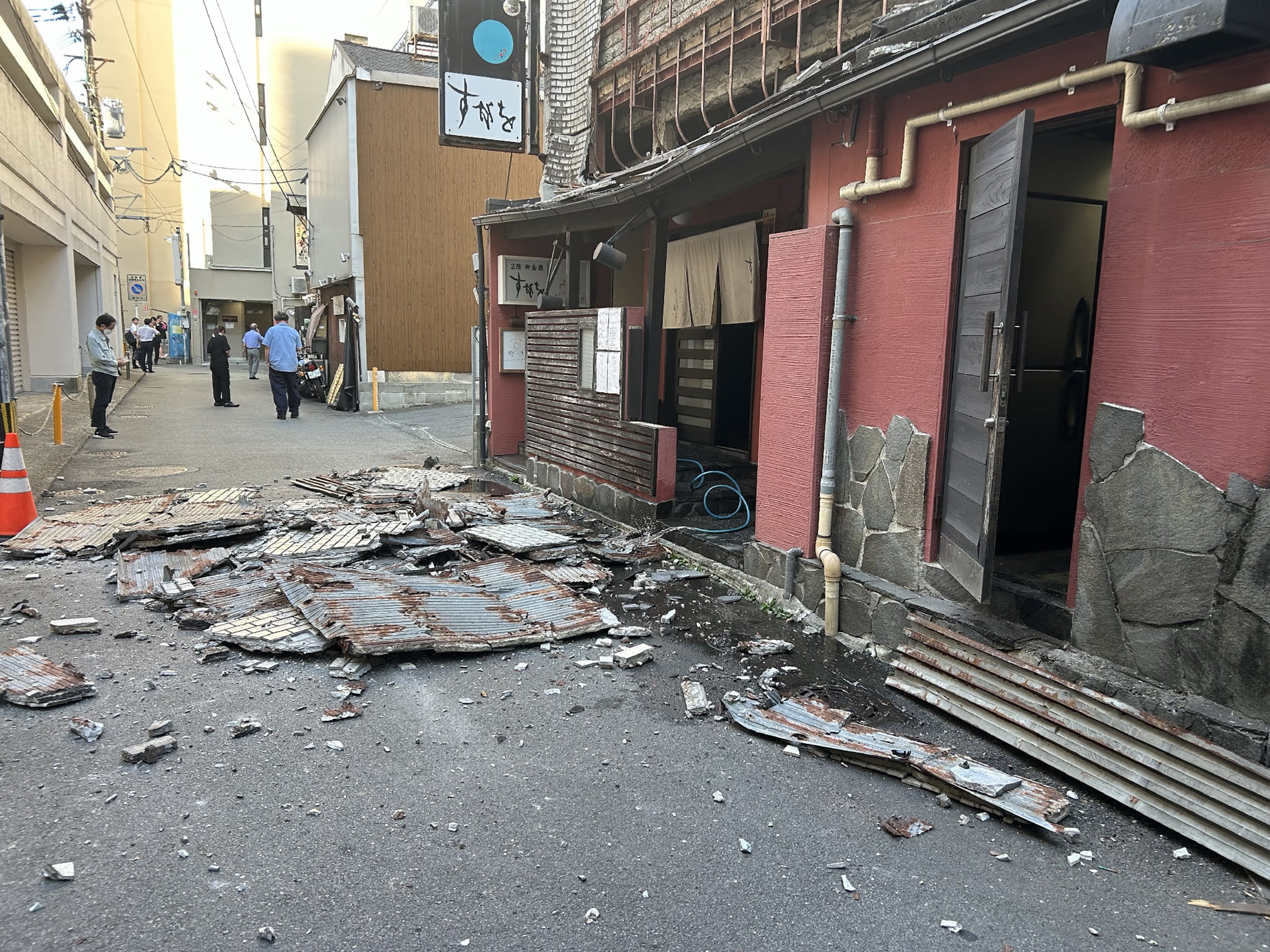 Exterior de una tienda derrumbada tras el terremoto en la ciudad de Kumamoto, este 28 de julio de 2026.