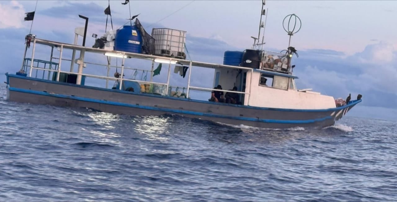 El barco pesquero interceptado por Guardacostas era tripulado por un estadounidense y dos costarricenses.