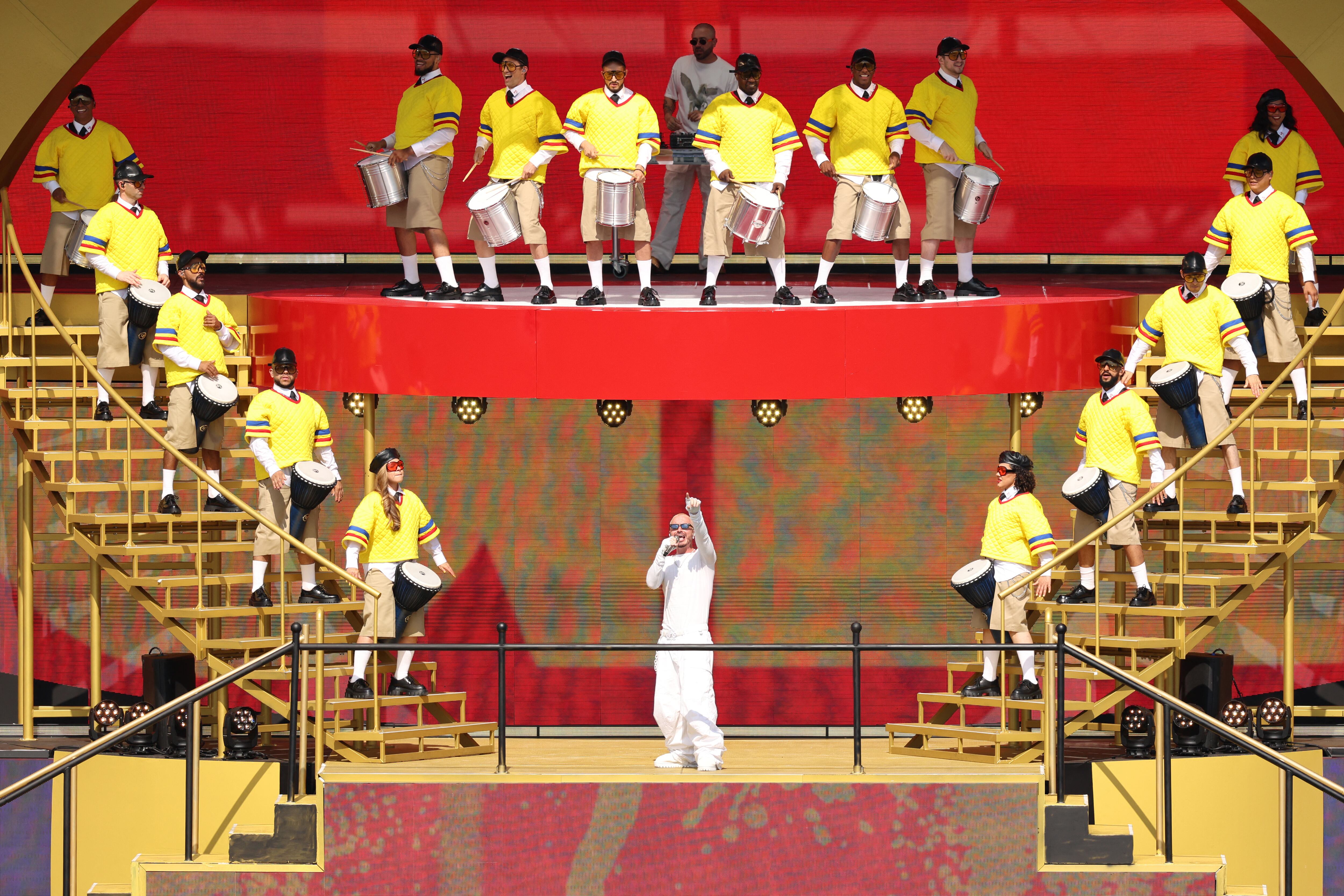 J Balvin se presenta en el MetLife Stadium al medio tiempo de la final entre Chelsea y PSG.