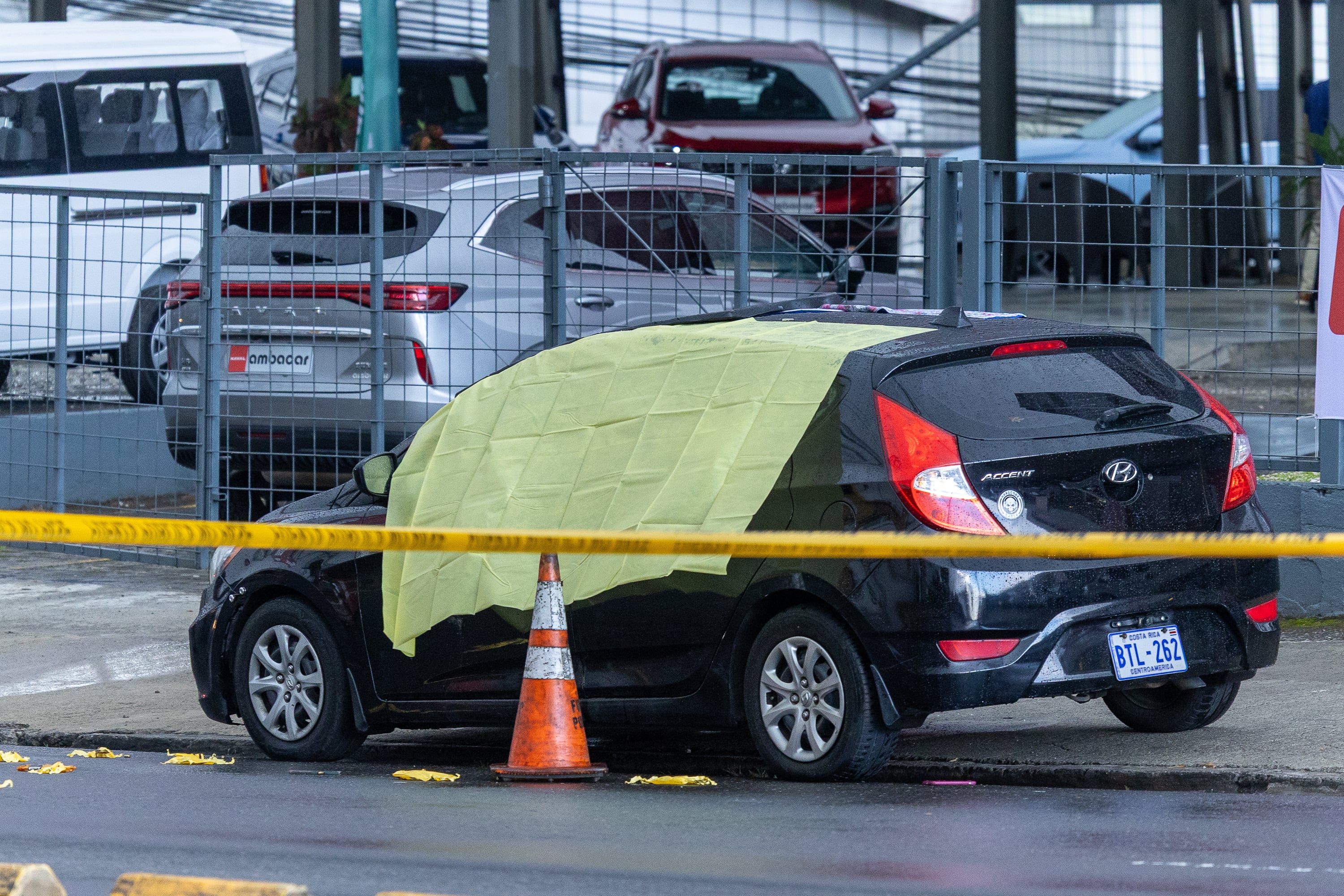 11/08/2025, San José, La Uruca, frente al COSEVI, se da una balacera en la que aparentemente hay dos personas muertas en un vehículo.