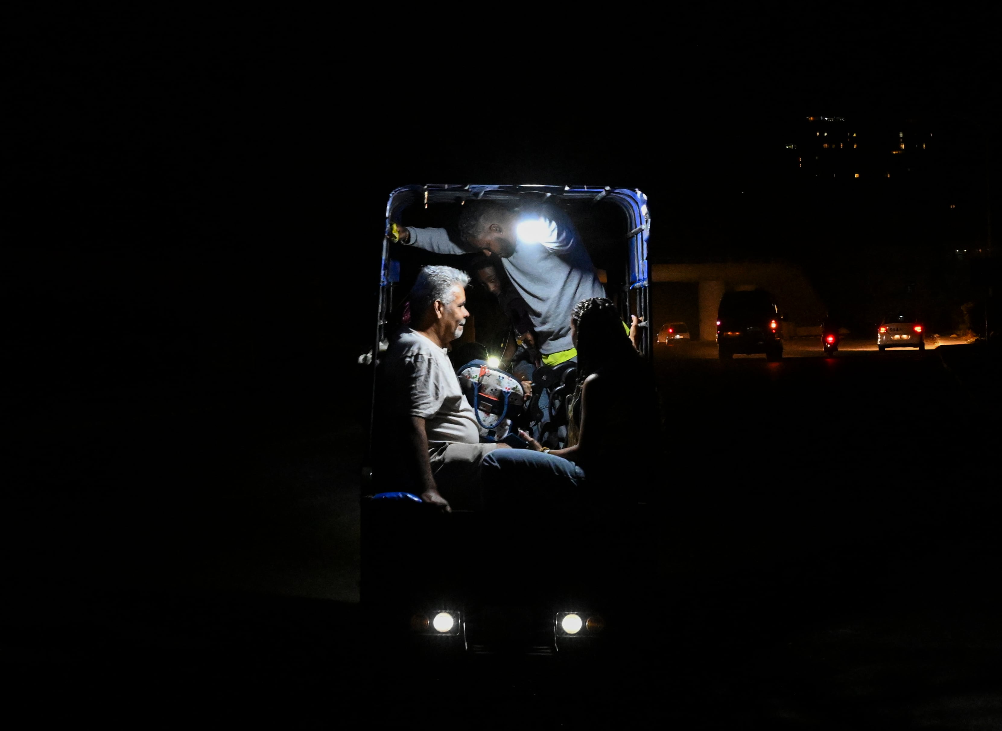 Cuba comienza a restaurar la electricidad tras su último apagón nacional.