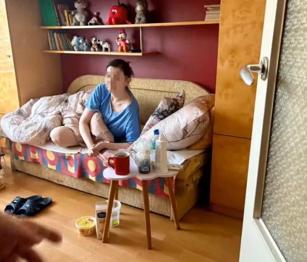 Una mujer polaca vivió 27 años encerrada por sus padres, pese a estar reportada como desaparecida. Vecinos alertaron a la policía.