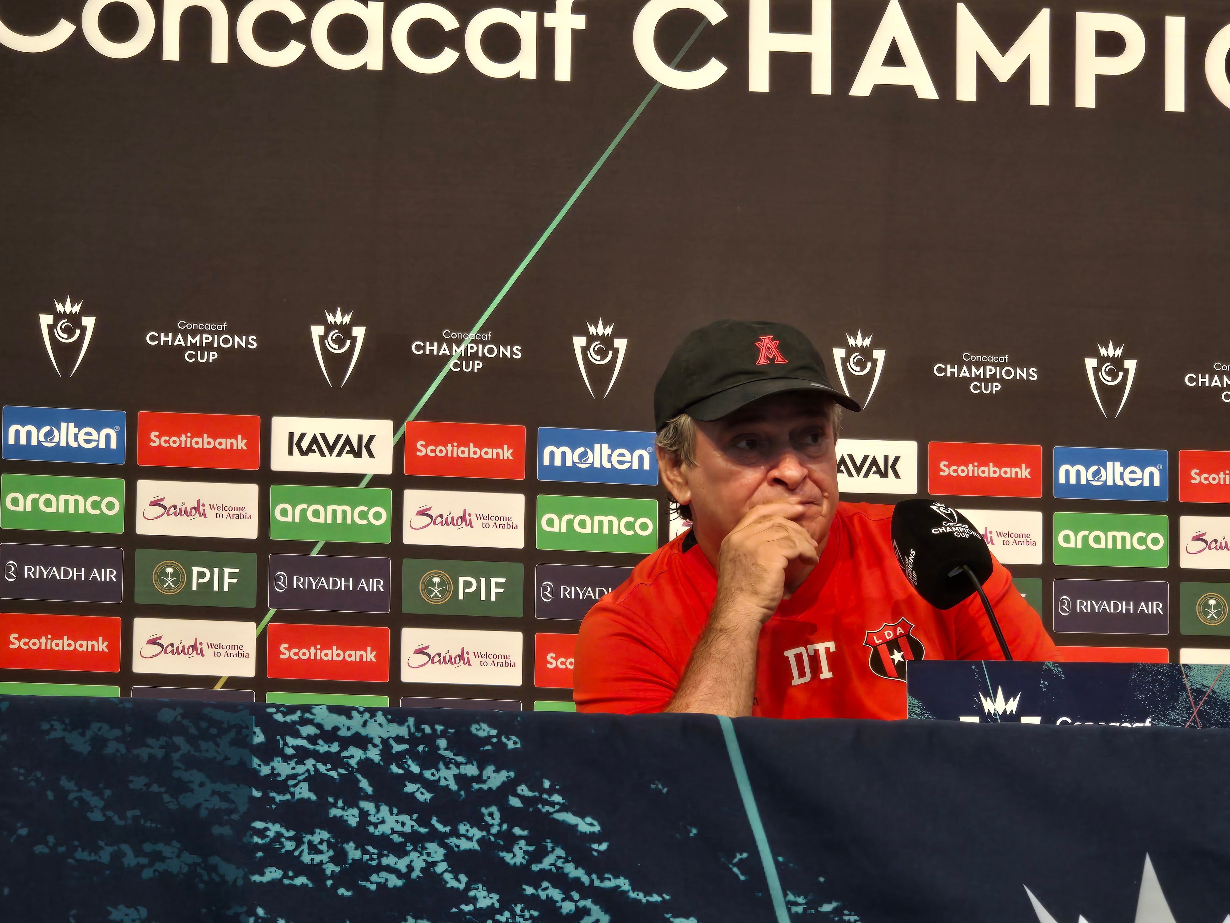 Óscar Ramírez se toma con mucha seriedad el partido definitivo contra LAFC en Concachampions.