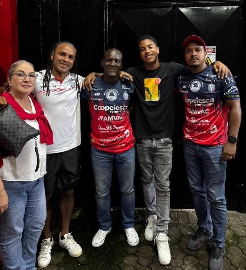 A Jonathan McDonald siempre lo han acompañado sus papás y sus hermanos y el domingo no será la excepción, en su último partido.
