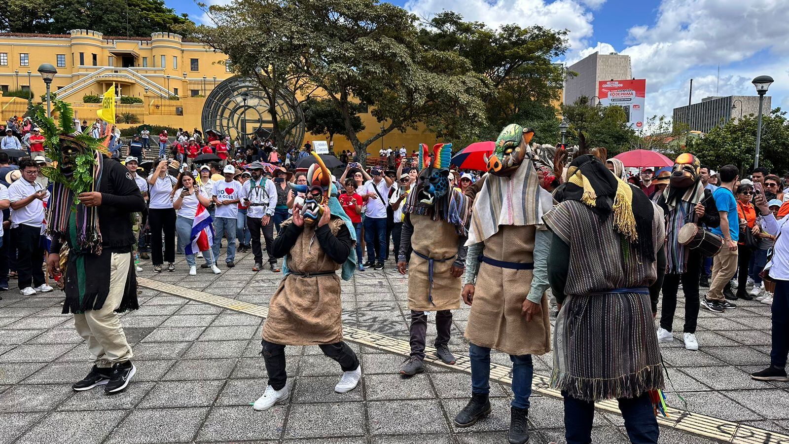 Al concluir la marcha de la educación en la plaza de la Democracia, se realizaron actos culturales a cargo de las universidades públicas. Foto: Alonso Tenorio