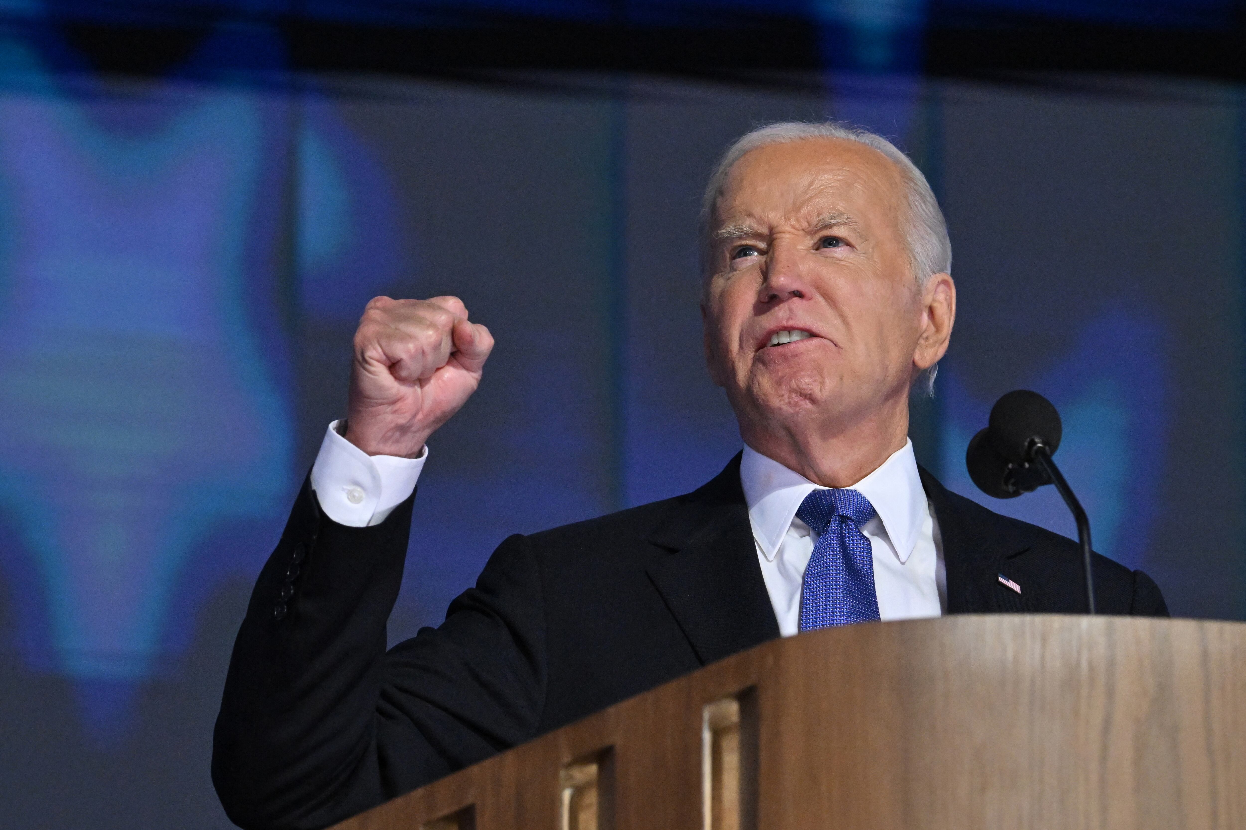 El presidente de Estados Unidos, Joe Biden, habla en el escenario el primer día de la Convención Nacional Demócrata.
