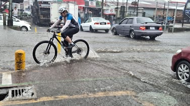 Inundaciones en el centro de Cartago tras fuertes lluvias este sábado