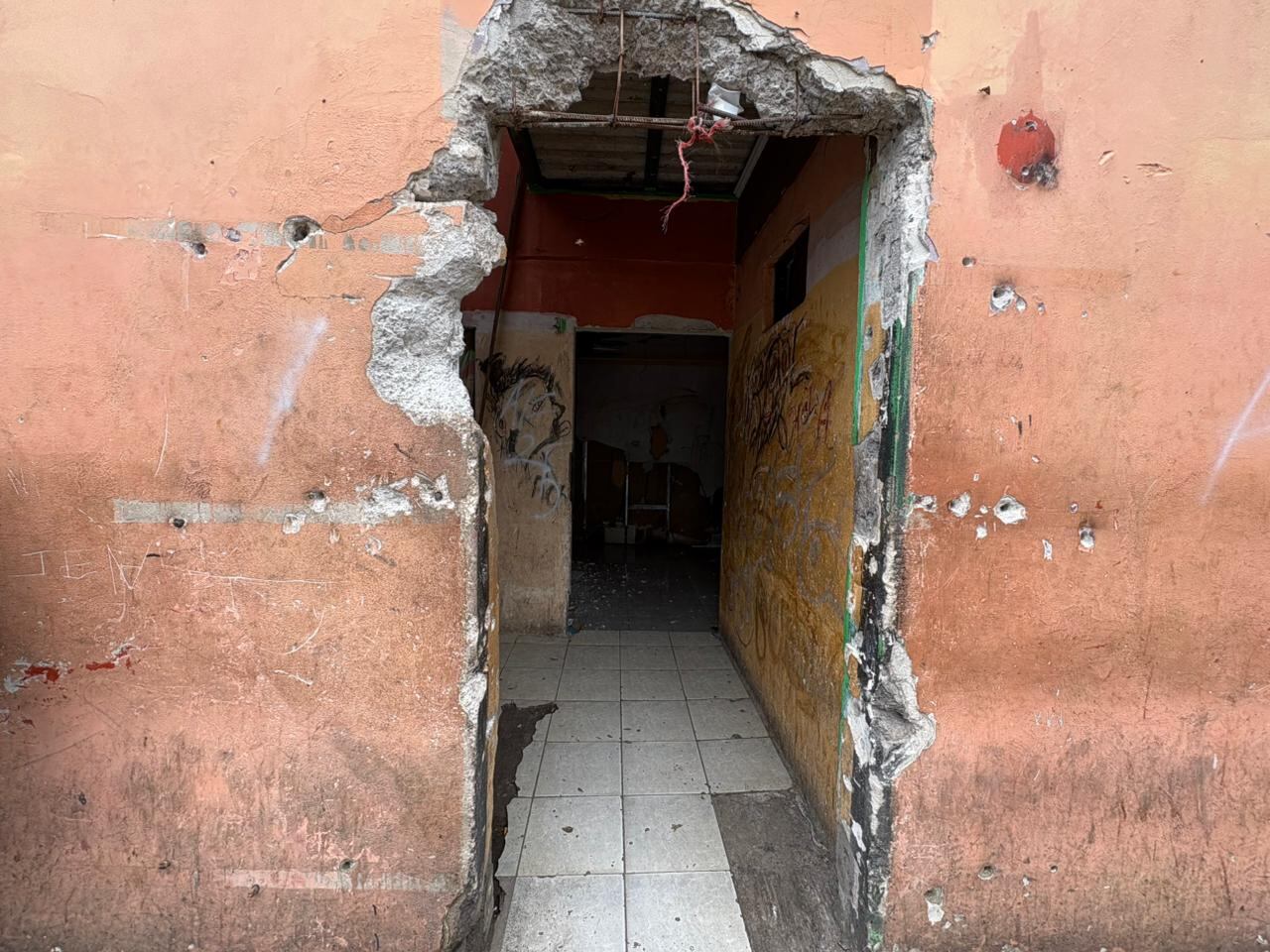 Esta vivienda en la Ciudadela 25 de Julio en Hatillo estuvo habitada hasta hace poco, según la Policía por amenazas del grupo criminal los Lara los dueños se vieron forzados a irse y ahora es un sitio de consumo de drogas.