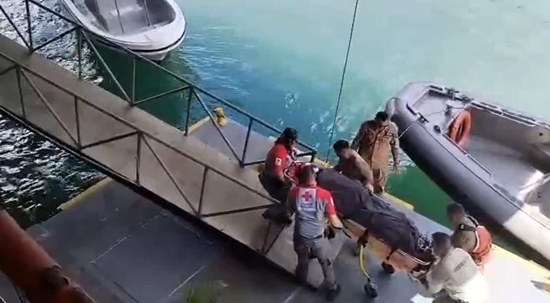 El Servicio de Guardacostas de Costa Rica traslada a Golfito a un sobreviviente de un ataque de Estados Unidos a una lancha.