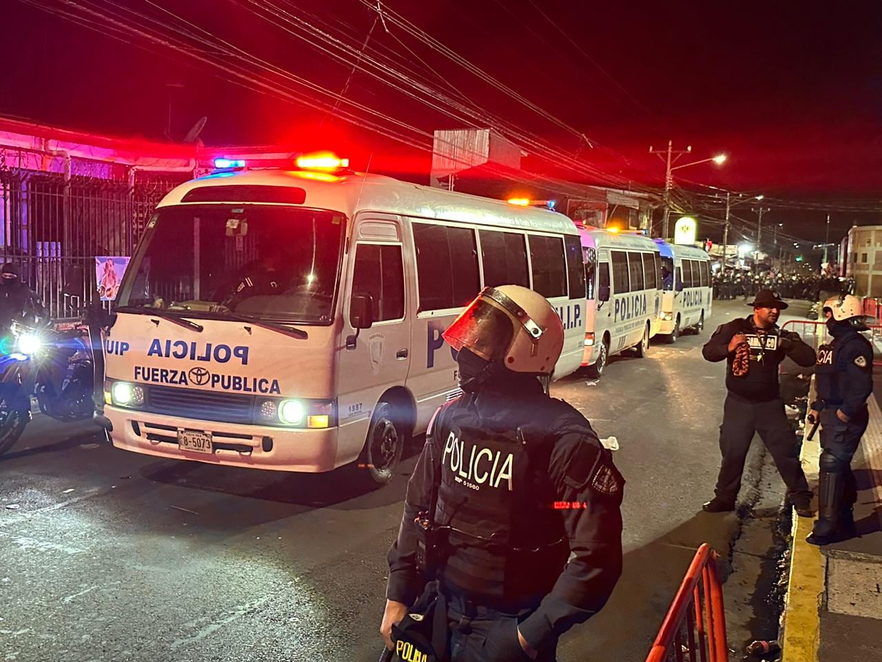 Saprissa sale en busetas de Fuerza Pública
Torneo Apertura 2025
Estadio Alejandro Morera Soto
20 de diciembre del 2025
Fotografía: John Durán