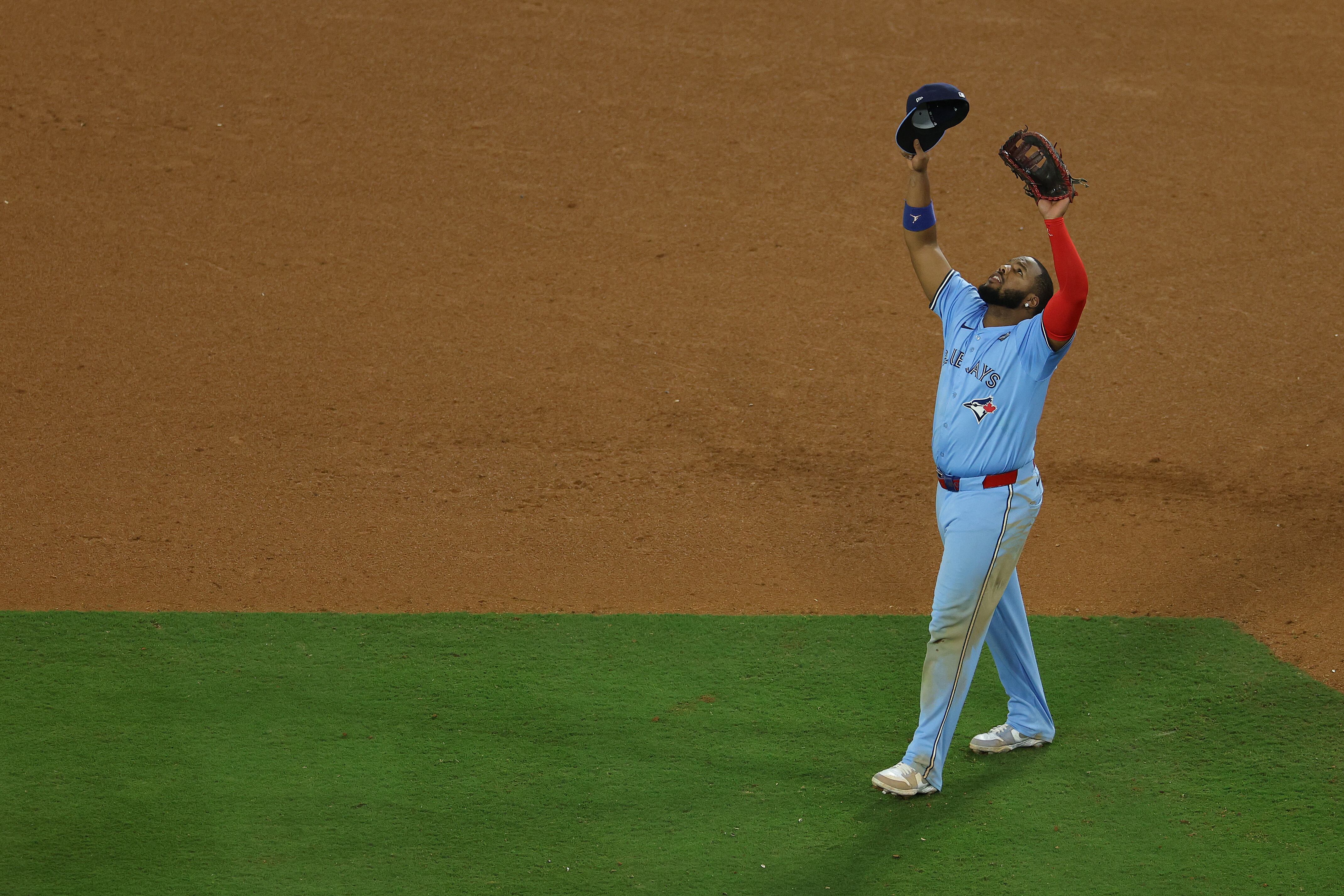 Vladimir Guerrero Jr. de los Azulejos de Toronto celebra luego de dejar tendidos a los Dodgers de Los Ángeles en el quinto juego de la Serie Mundial.