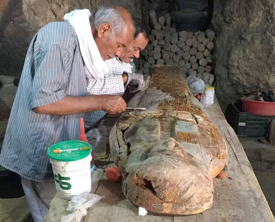 Un hallazgo en Luxor revela 22 ataúdes con momias de cantoras de Amón y abre nuevas preguntas sobre rituales y redes religiosas en Tebas.