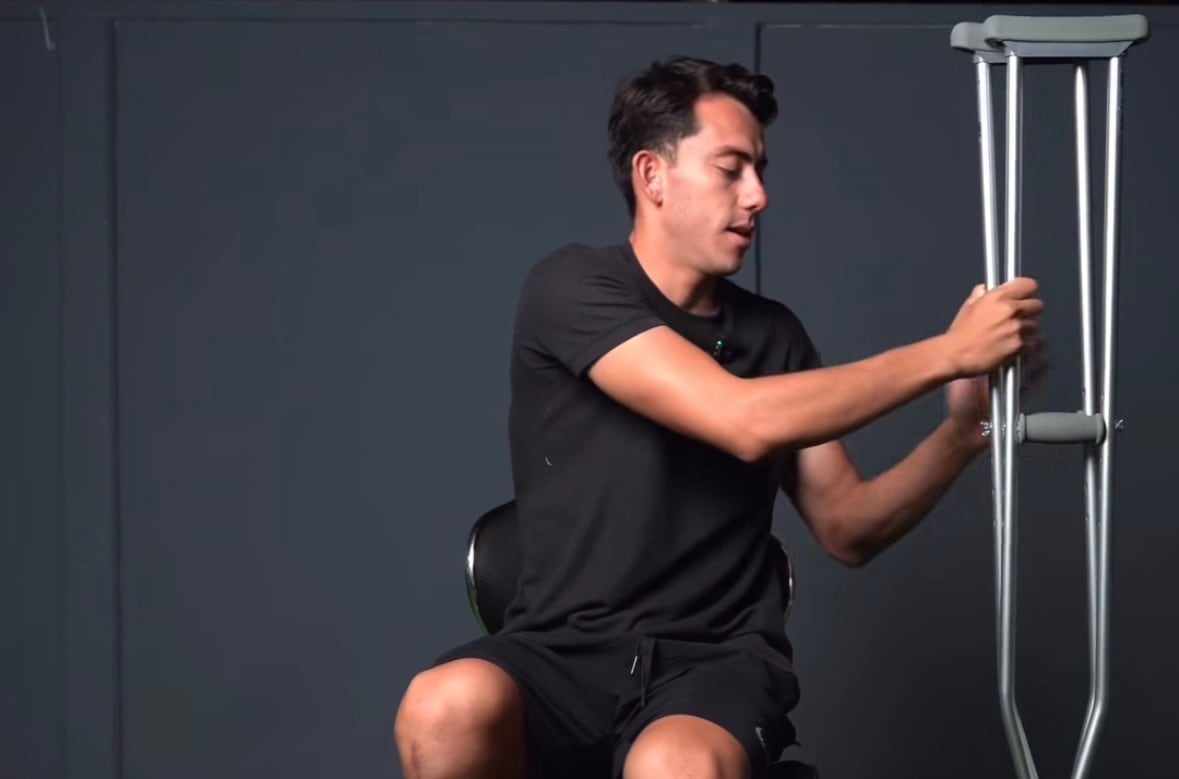 Kevin Cabezas mostró en un video en Instagram cómo se encuentra tras la nueva operación. En este momento se apoya en muletas.