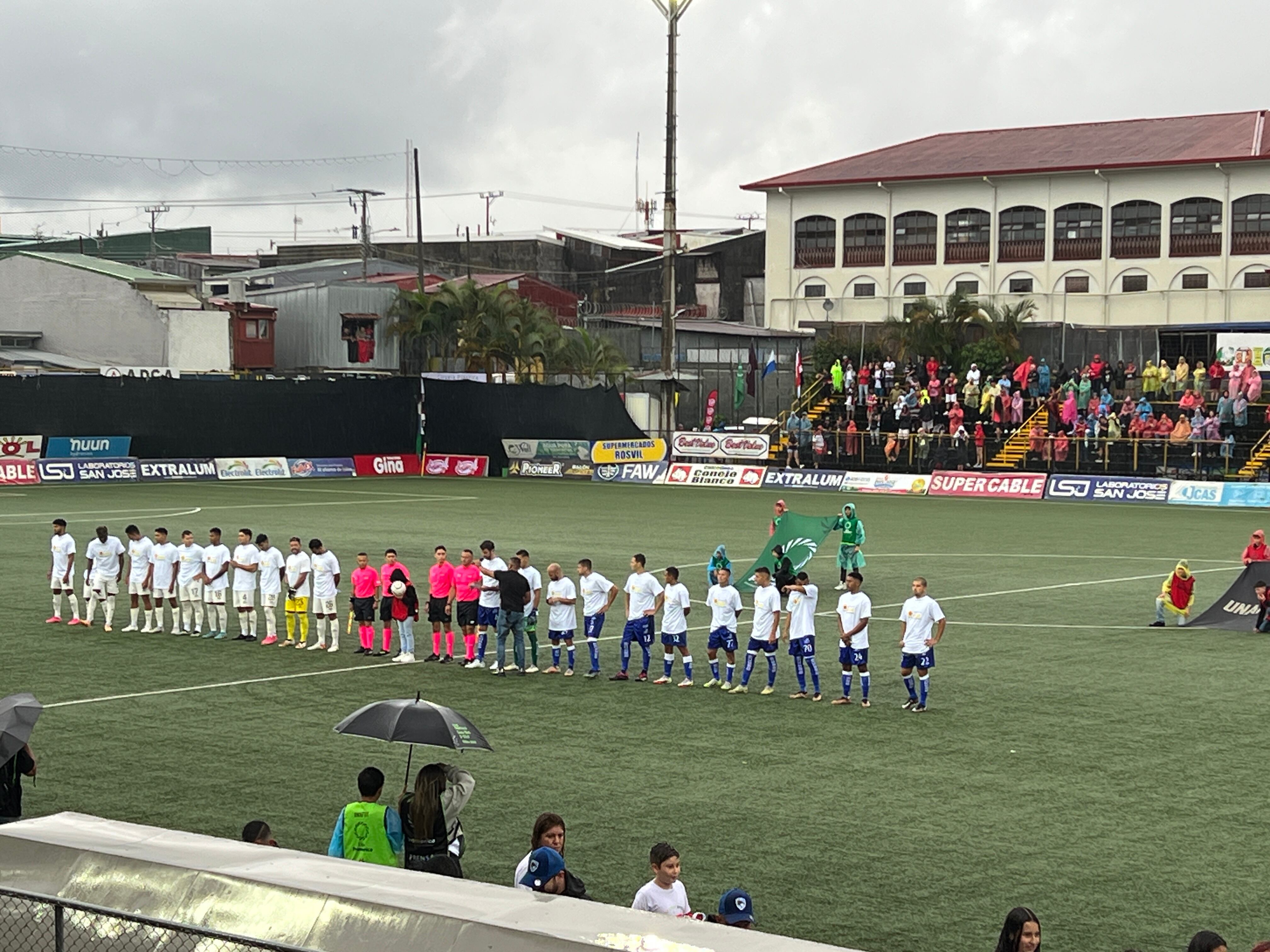Justo para el inicio del partido entre Grecia y Alajuelense, la lluvia dio una tregua.