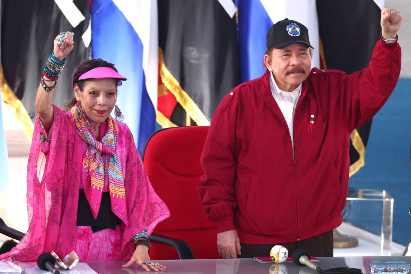 Rosario Murillo y Daniel Ortega durante un acto político en Nicaragua, ilustrando el contexto de la reforma constitucional que fortalece su control en el poder.