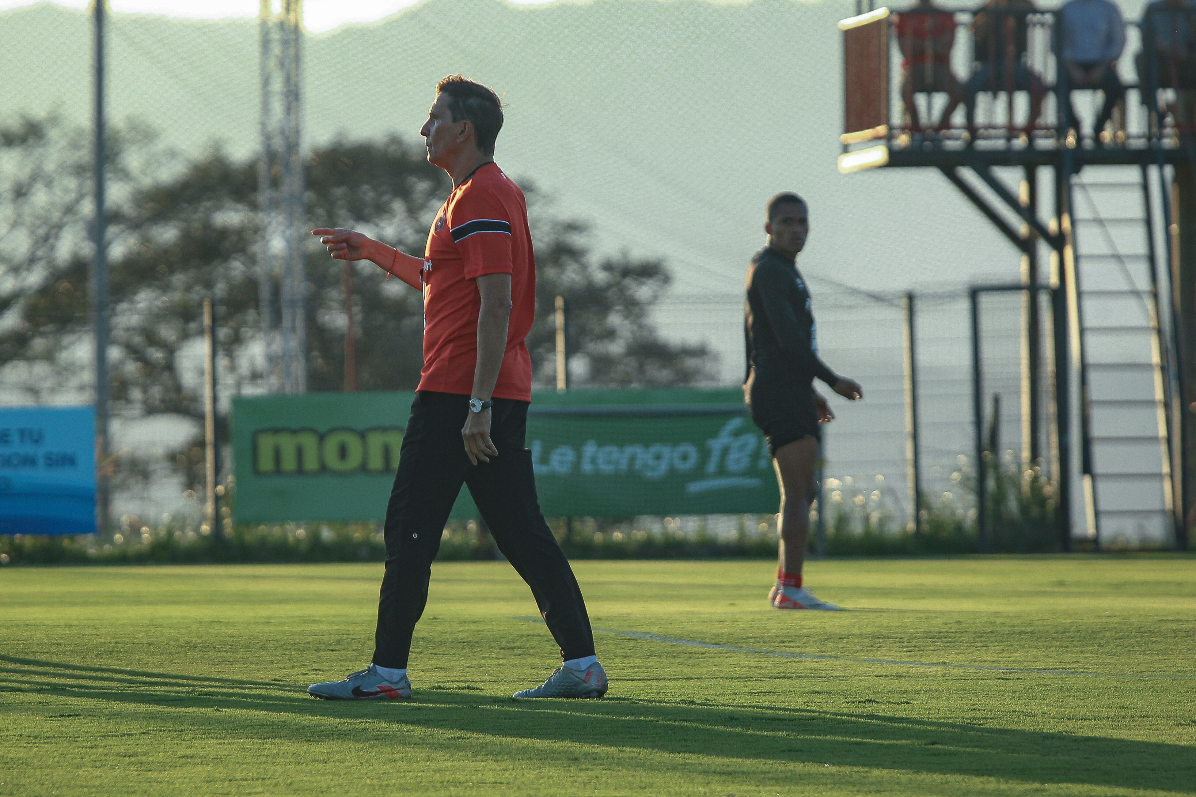 Alexandre Guimaraes dirigió su primer entrenamiento como entrenador de Alajuelense en el Centro de Alto Rendimiento. Foto: Prensa Alajuelense