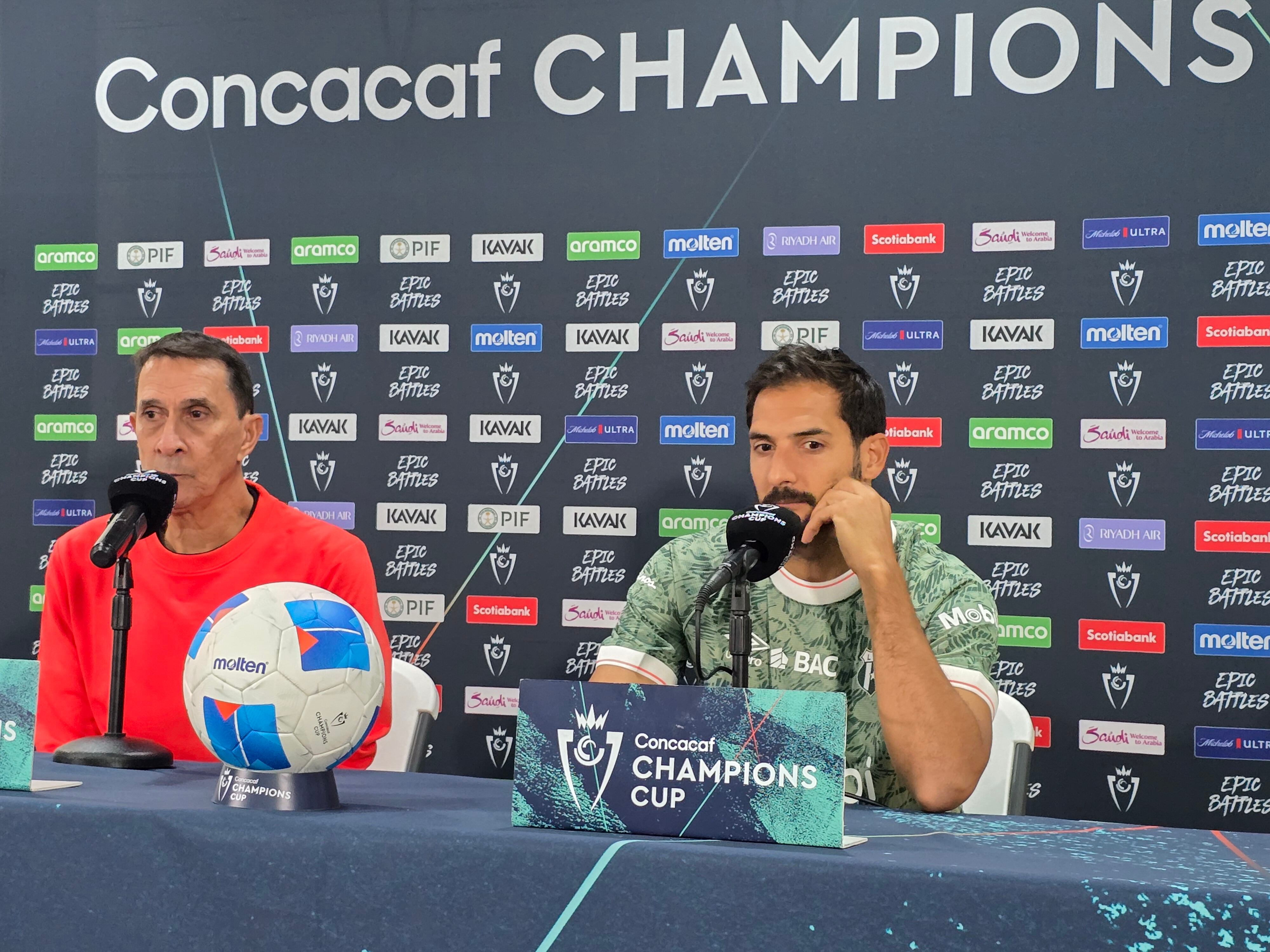Alexandre Guimaraes y Celso Borges acudieron a la rueda de prensa previa al juego entre Pumas y Liga Deportiva Alajuelense.