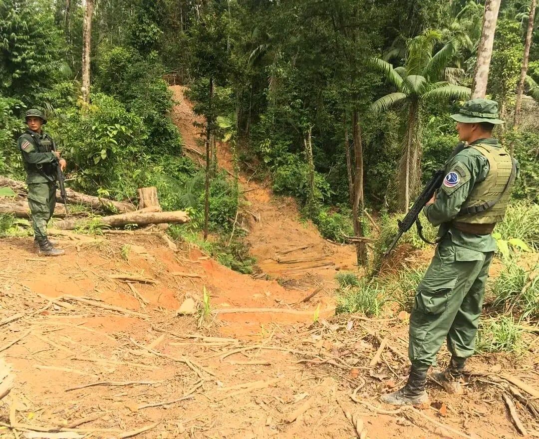 A raíz de la revuelta que terminó con un fallecido, de inmediato se reformó la vigilancia en Crucitas de Cutris. El OIJ y la Fiscalía ingresaron al sitio en la tarde de este 14 de abril. Foto: Edgar Chichilla.