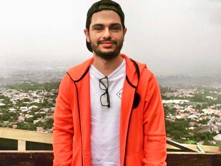 José Esteban Cubillo afirma que la otoplastia a la que se sometió cuando era niño le cambió la vida, pero su lucha hoy, como docente, es evitar el "bullying". Foto: Cortesía de José. E. Cubillo