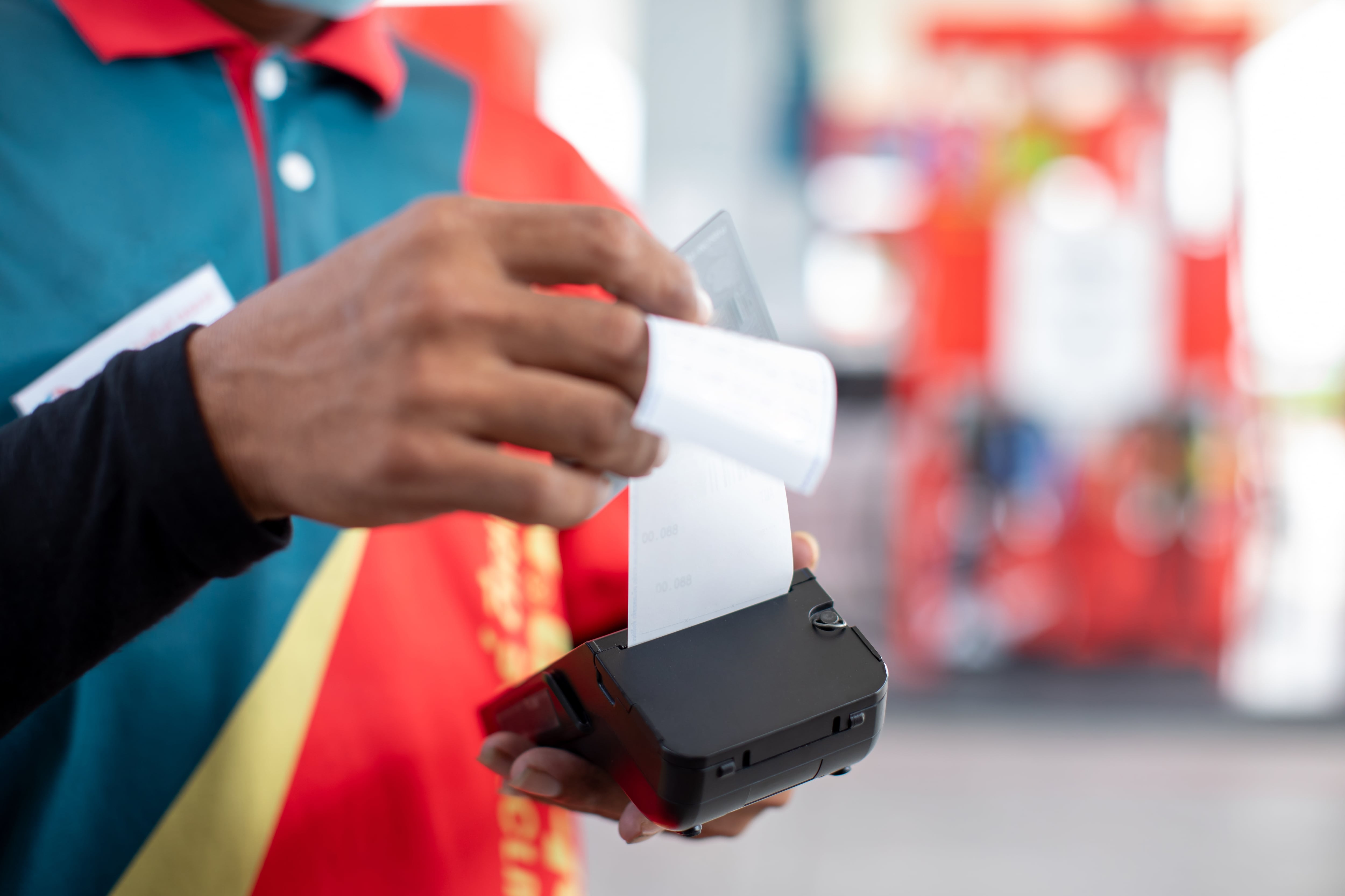 En la imagen alguien con un datáfono y factura