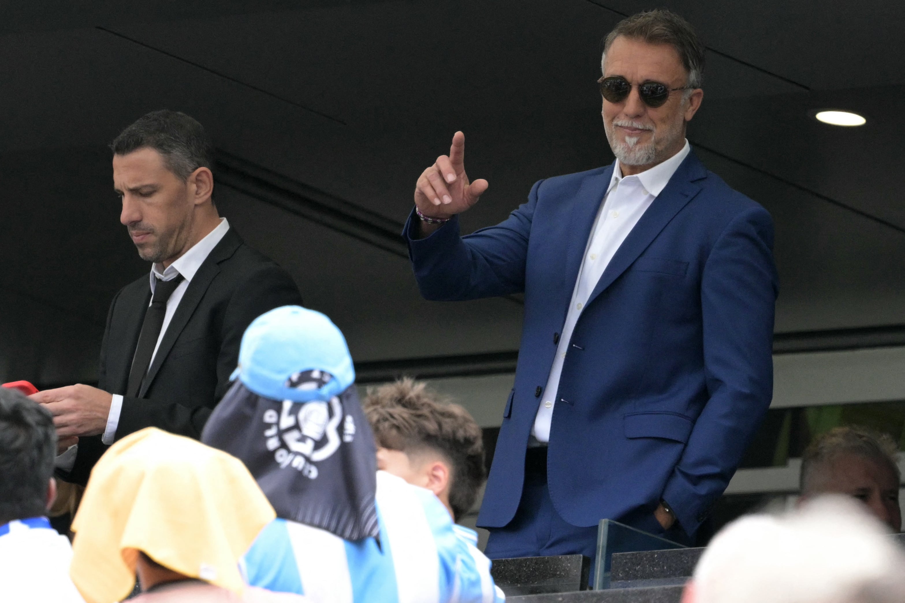 Los jugadores argentinos Maxi Rodriguez y Gabriel Batistuta estuvieron en la zona VIP de la final del Mundial de Clubes.