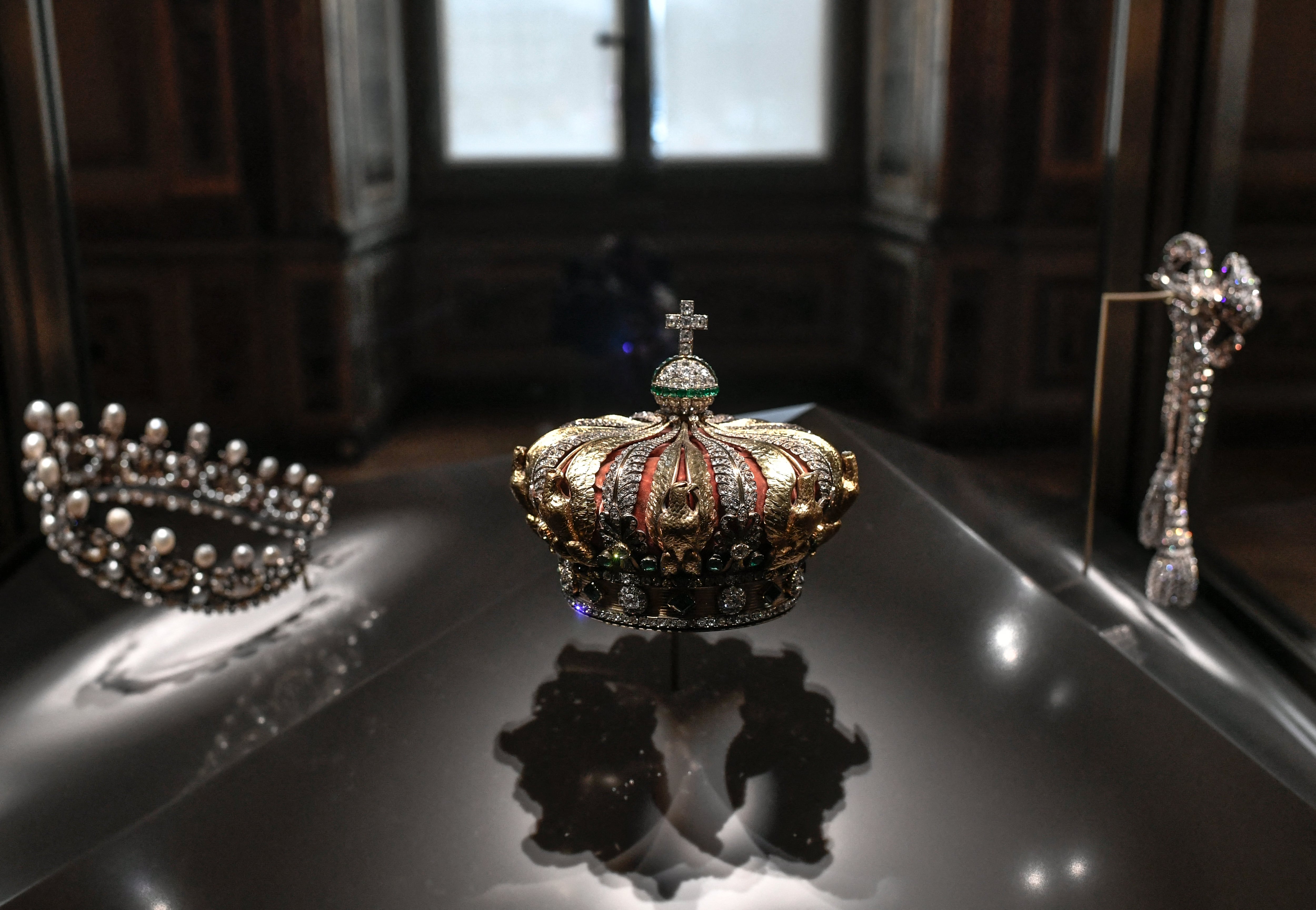 Ladrones robaron ocho joyas históricas del Louvre, incluyendo piezas únicas de Napoleón y la emperatriz Eugenia.