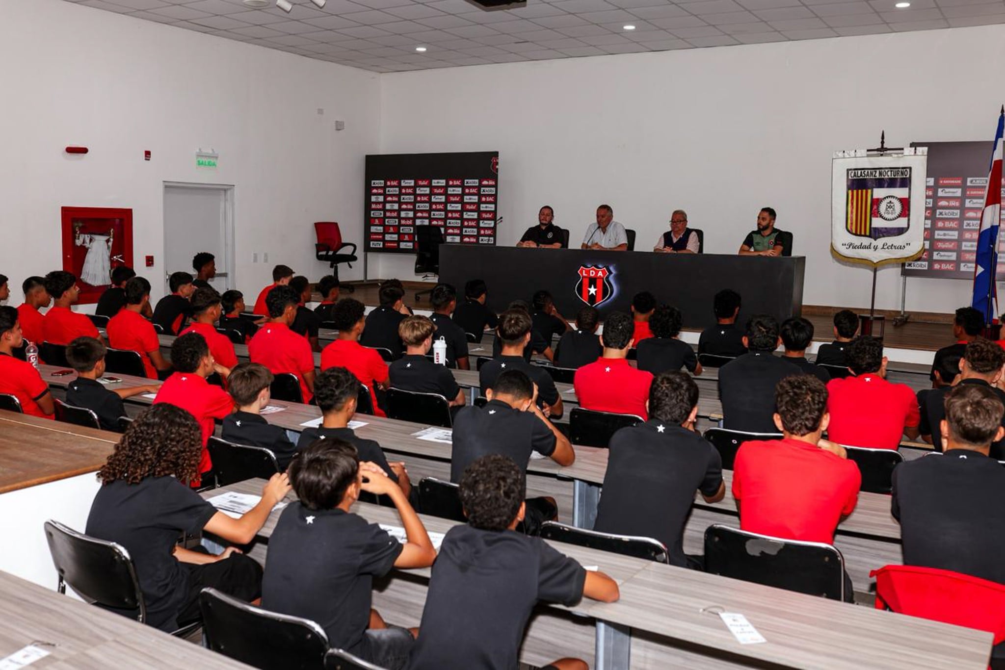 Muchos futbolistas de Liga Deportiva Alajuelense se han graduado estudiando en el CAR.