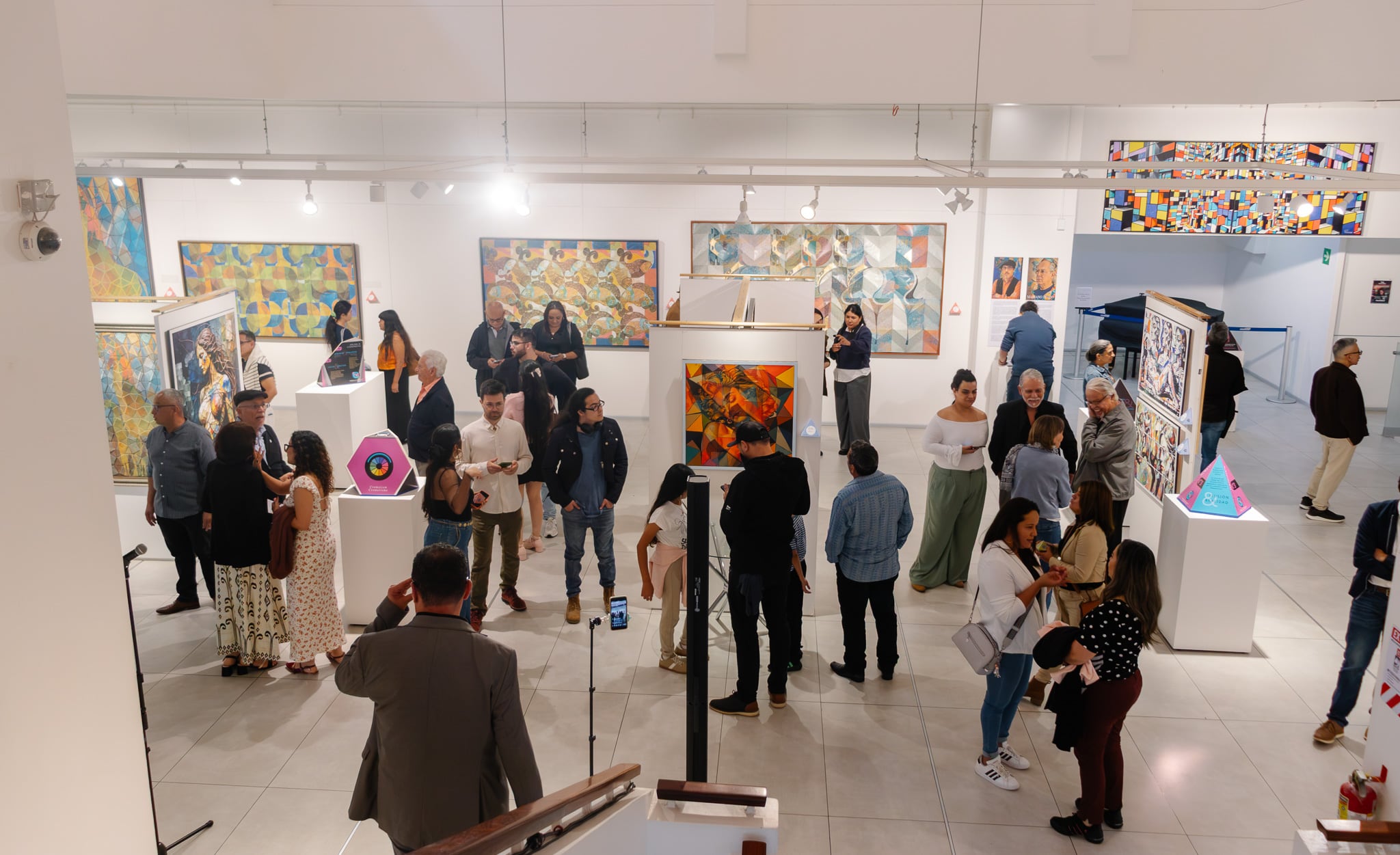 La muestra presenta trabajos de Gustavo Rivera, conocido como Gutí, y Mariano Prado, cuyas propuestas exploran la relación entre geometría, color, dibujo y espacio.