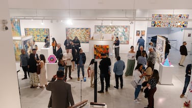 El arte que cambia con la mirada: exposición reúne geometría, color y efectos visuales