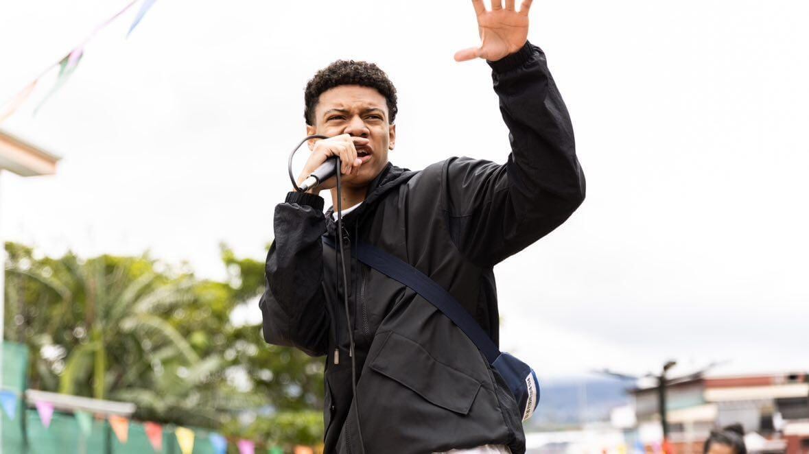 Kenyari rapero costarricense rapeando en el escenario.