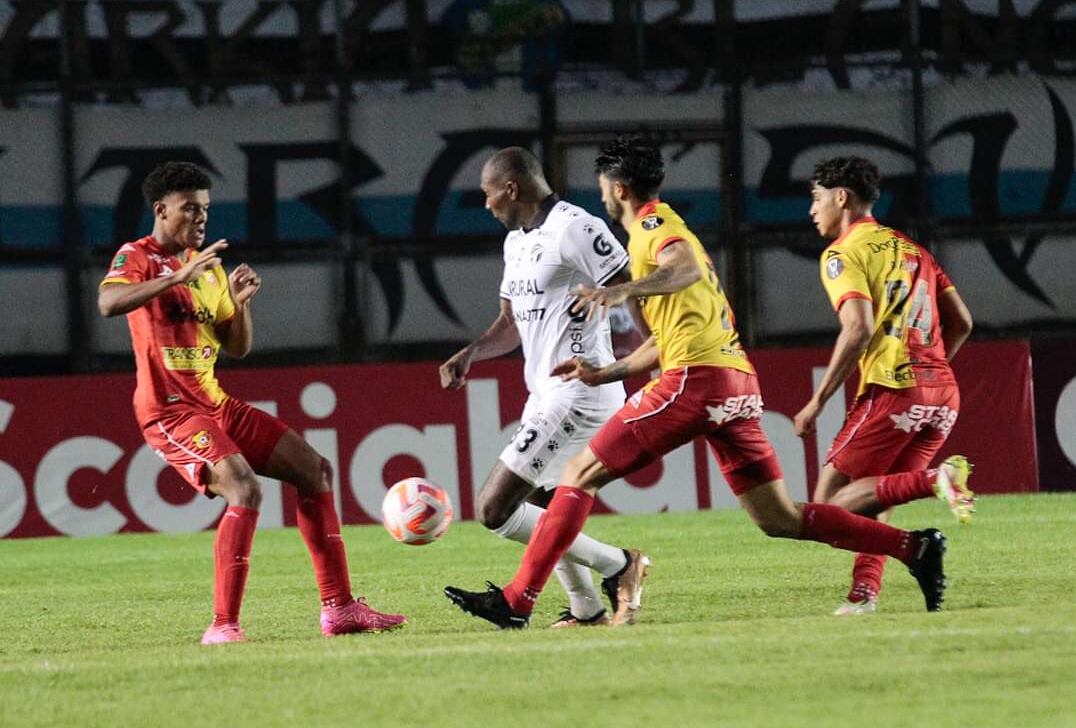 Herediano remontó como visitante, ante el Comunicaciones de Guatemala y se dejó el liderato de su grupo, en la Copa Centroamericana.
