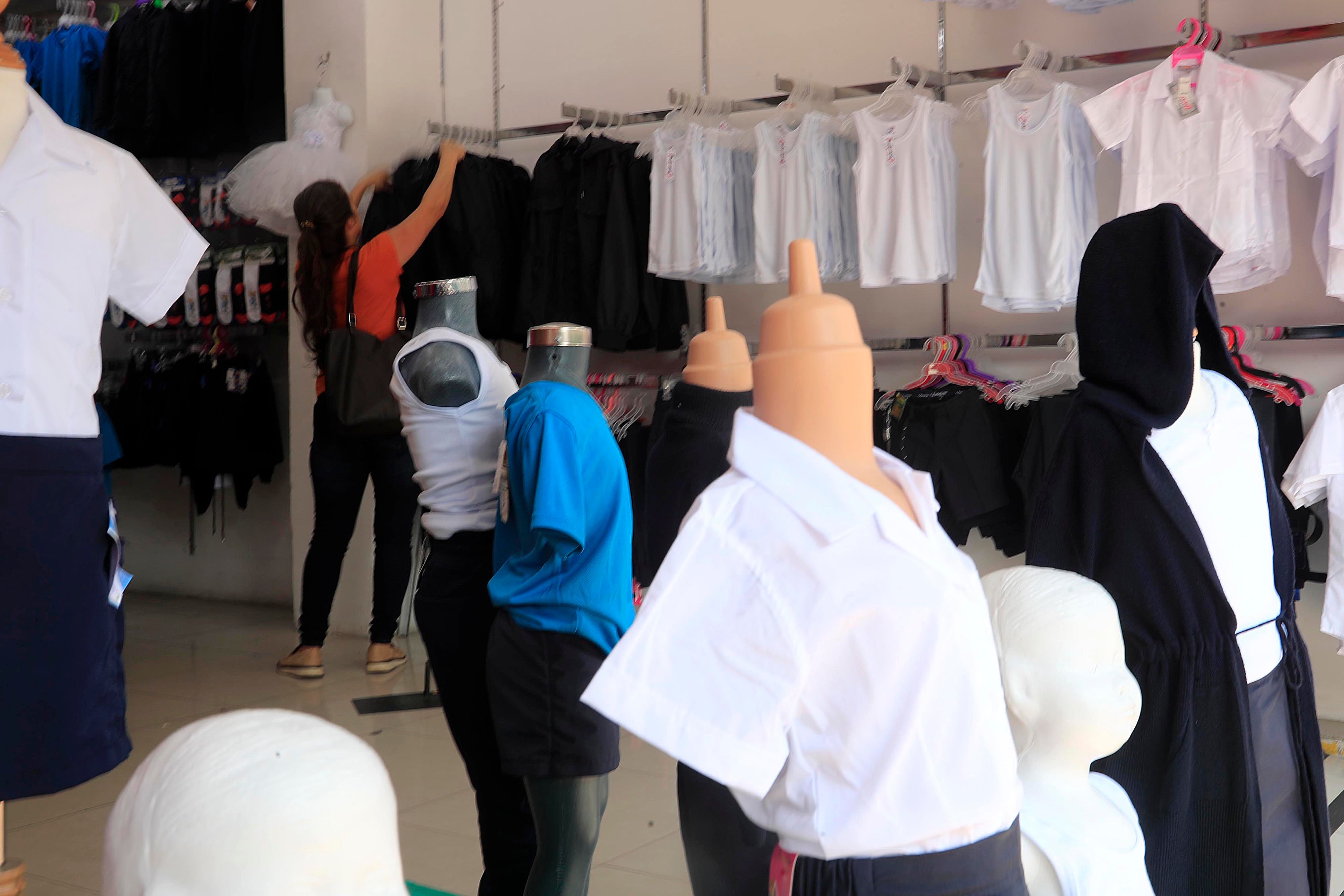 10/01/2024 San José. Recorrido por el bulevar de la Avenida Central decenas de personas visitaron las tiendas para adquirir los útiles, cuadernos y lápices básicamente, y los uniformes para sus hijos y nietos para la entrada a clases el mes entrante. En esta ocasión los estudiantes regresarán a las aulas 8 de febrero, día en que inicie oficialmente el curso lectivo 2024.