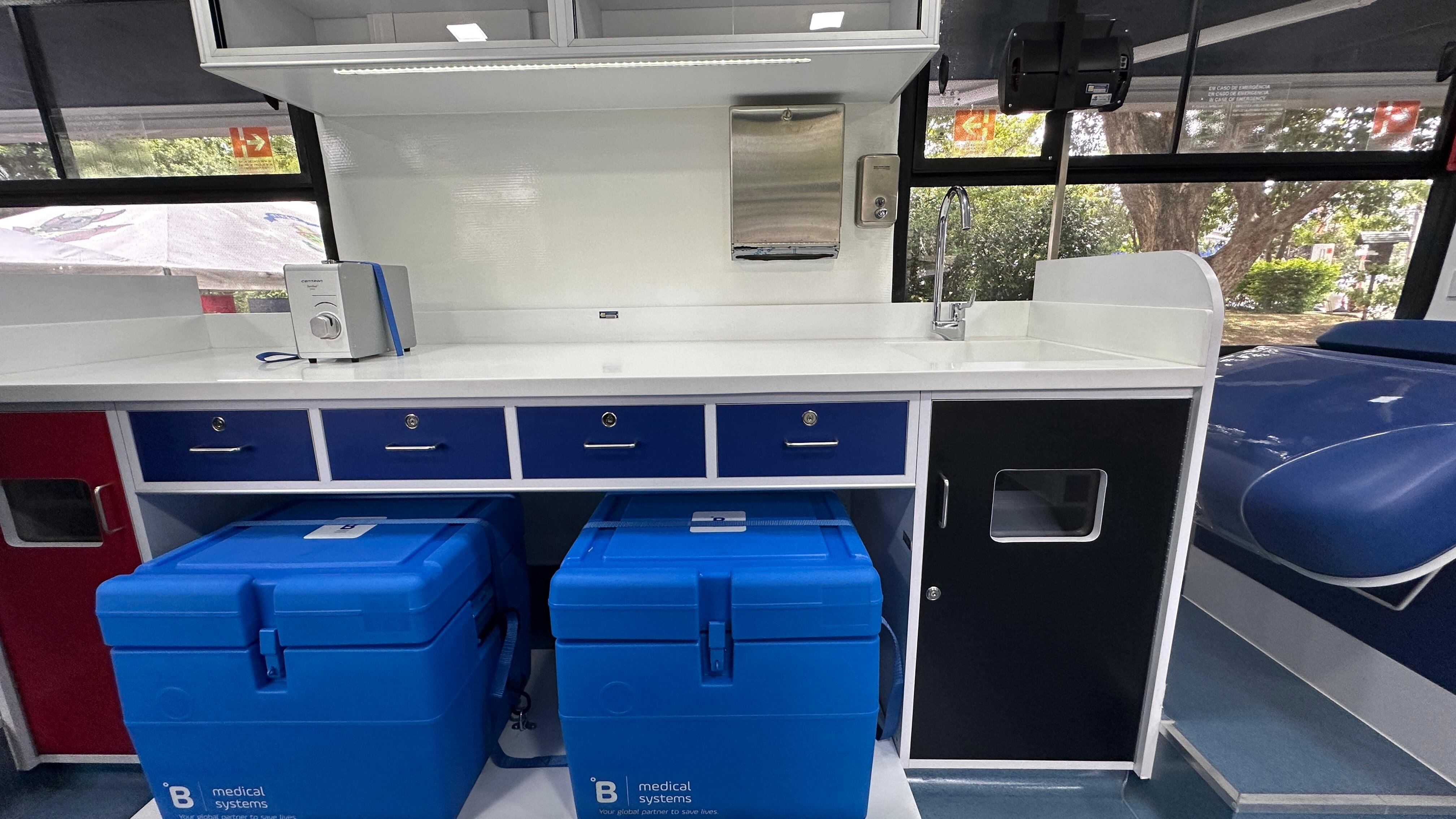 La parte de procesamiento de sangre en la unidad móvil para donar sangre.