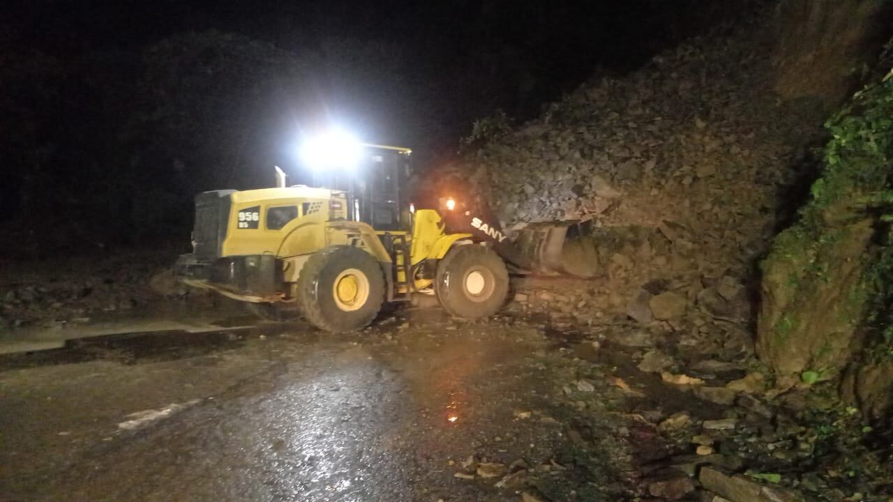 Maquinaria del MOPT continuará con la limpieza de la ruta 32 tras voladura de roca.