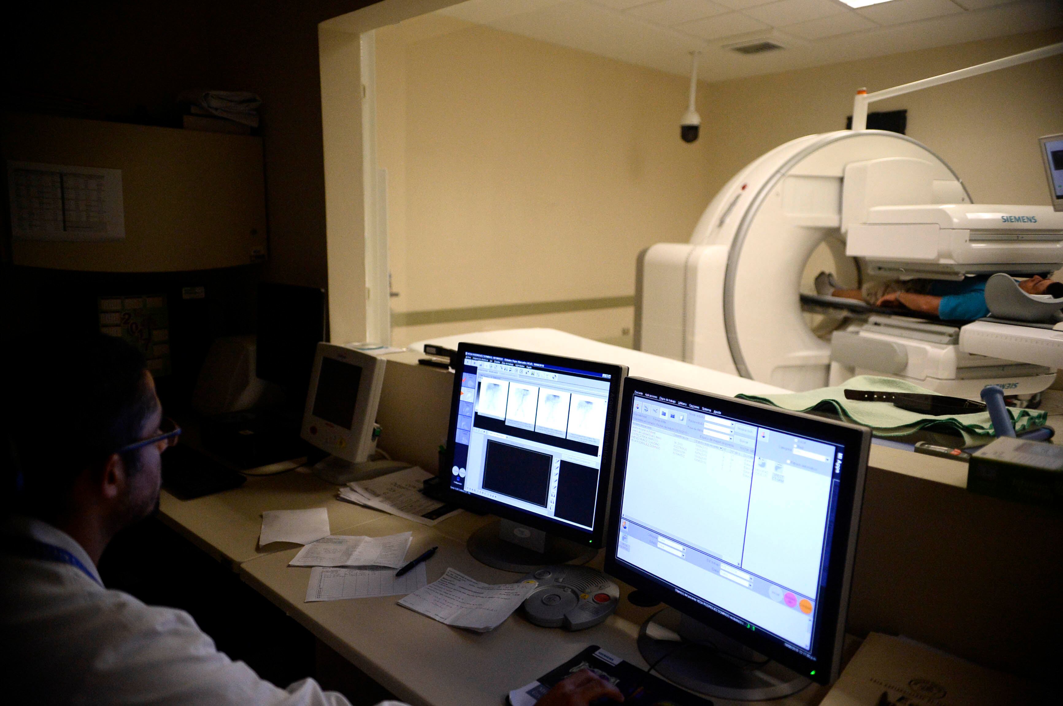 Renuncia masiva de especialistas a CCSS afectará servicios como Medicina Nuclear y Radiología, que tienen largas listas de espera.