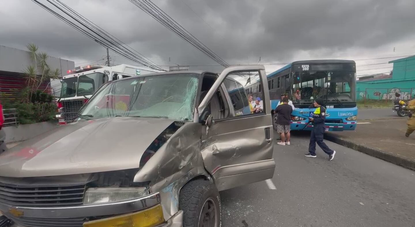 Choque entre bus y automóvil deja tres heridos en Zapote | La Nación