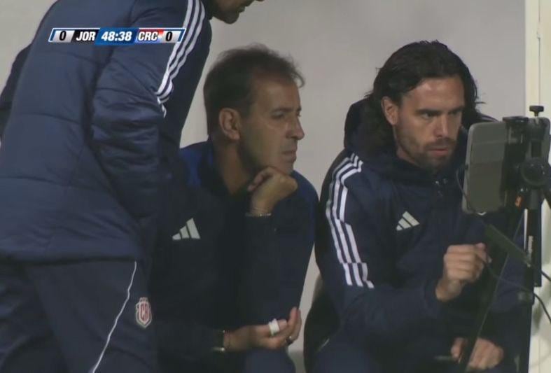 Fernando "Bocha" Batista sentado junto a su asistente, Nico Batista.